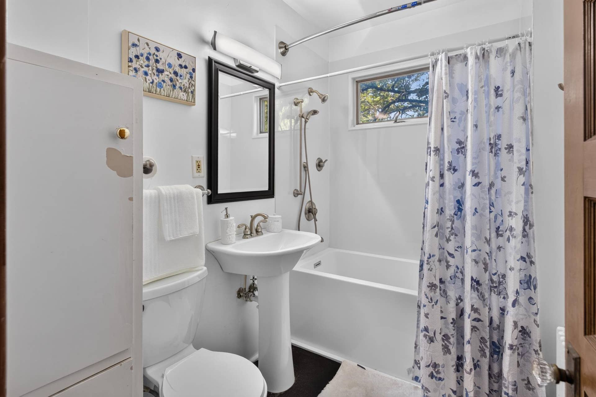 623 Iowa Avenue E, 98, Saint Paul, MN 55130 Full bathroom upper level