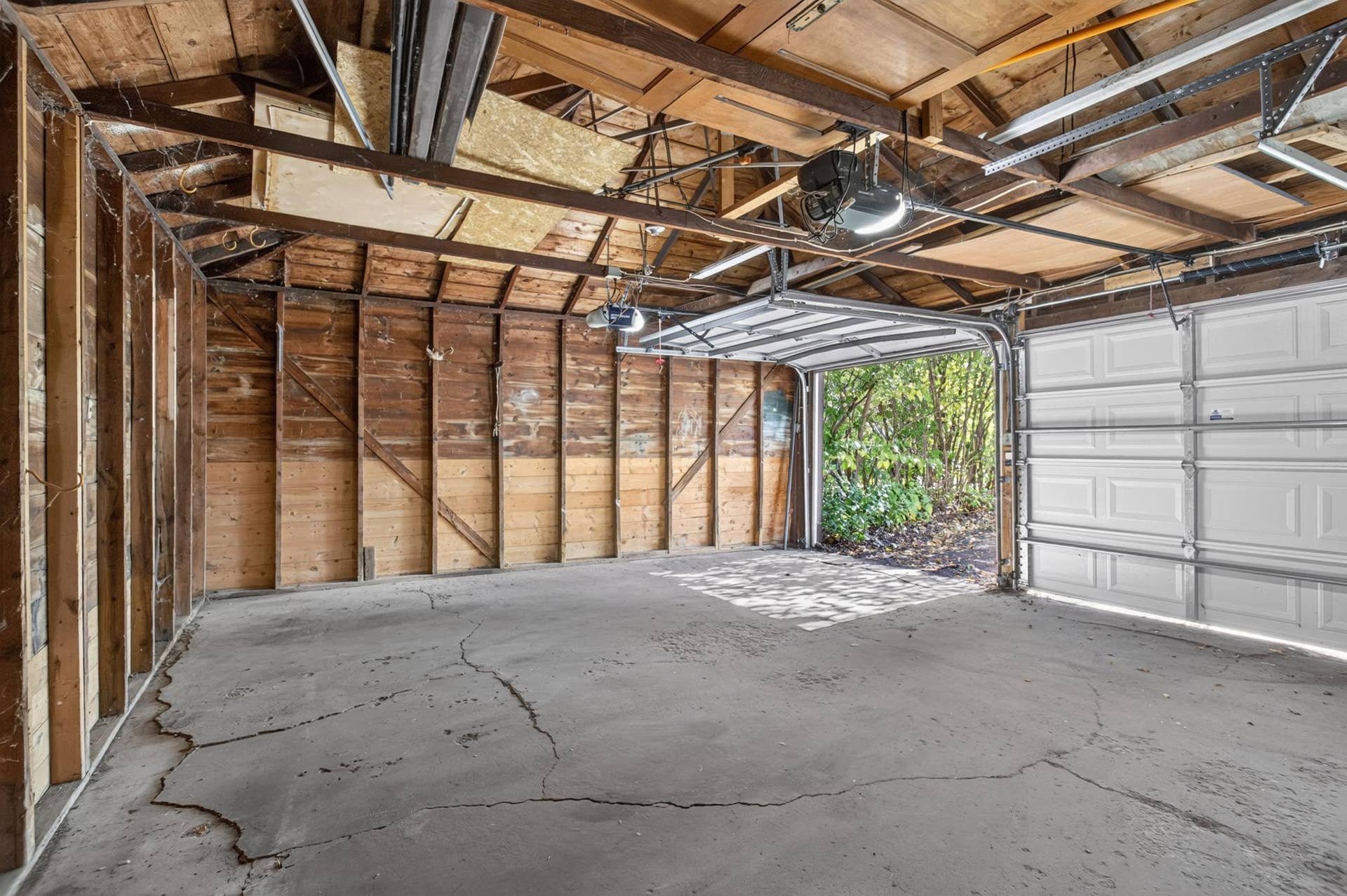 623 Iowa Avenue E, 98, Saint Paul, MN 55130 Garage interior