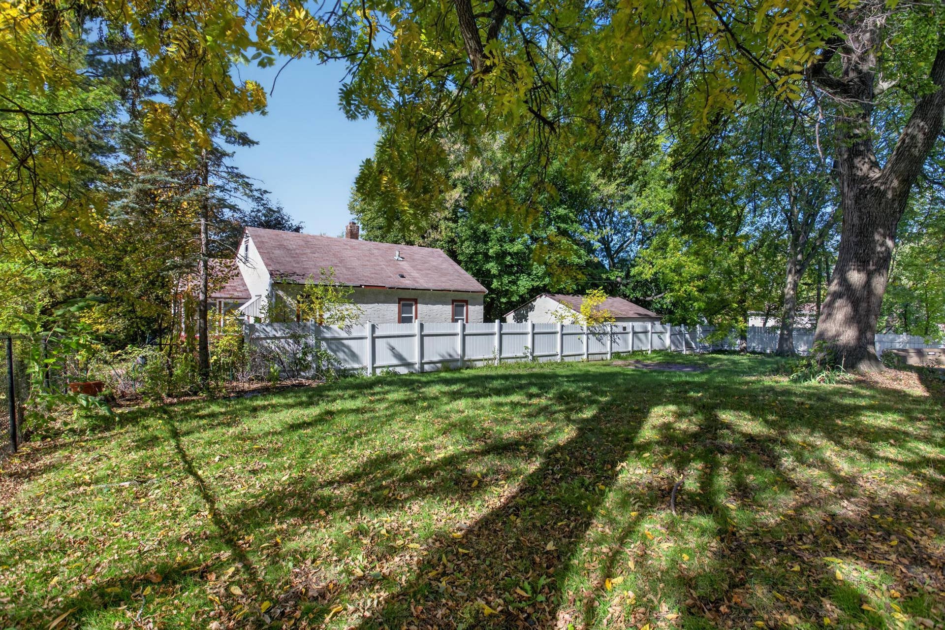 623 Iowa Avenue E, 98, Saint Paul, MN 55130 Spacious fenced in yard