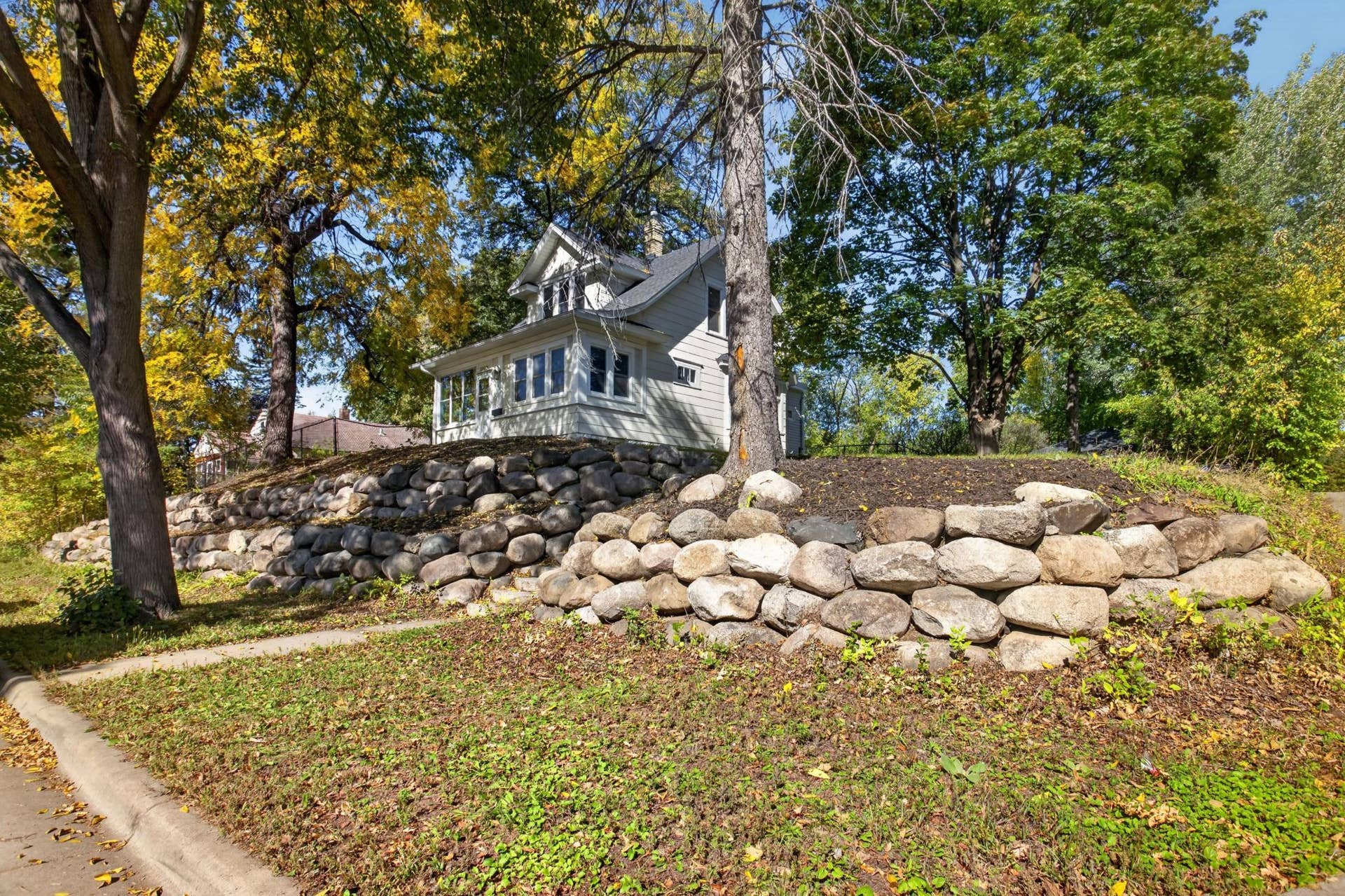 623 Iowa Avenue E, 98, Saint Paul, MN 55130 Classic boulder landscape