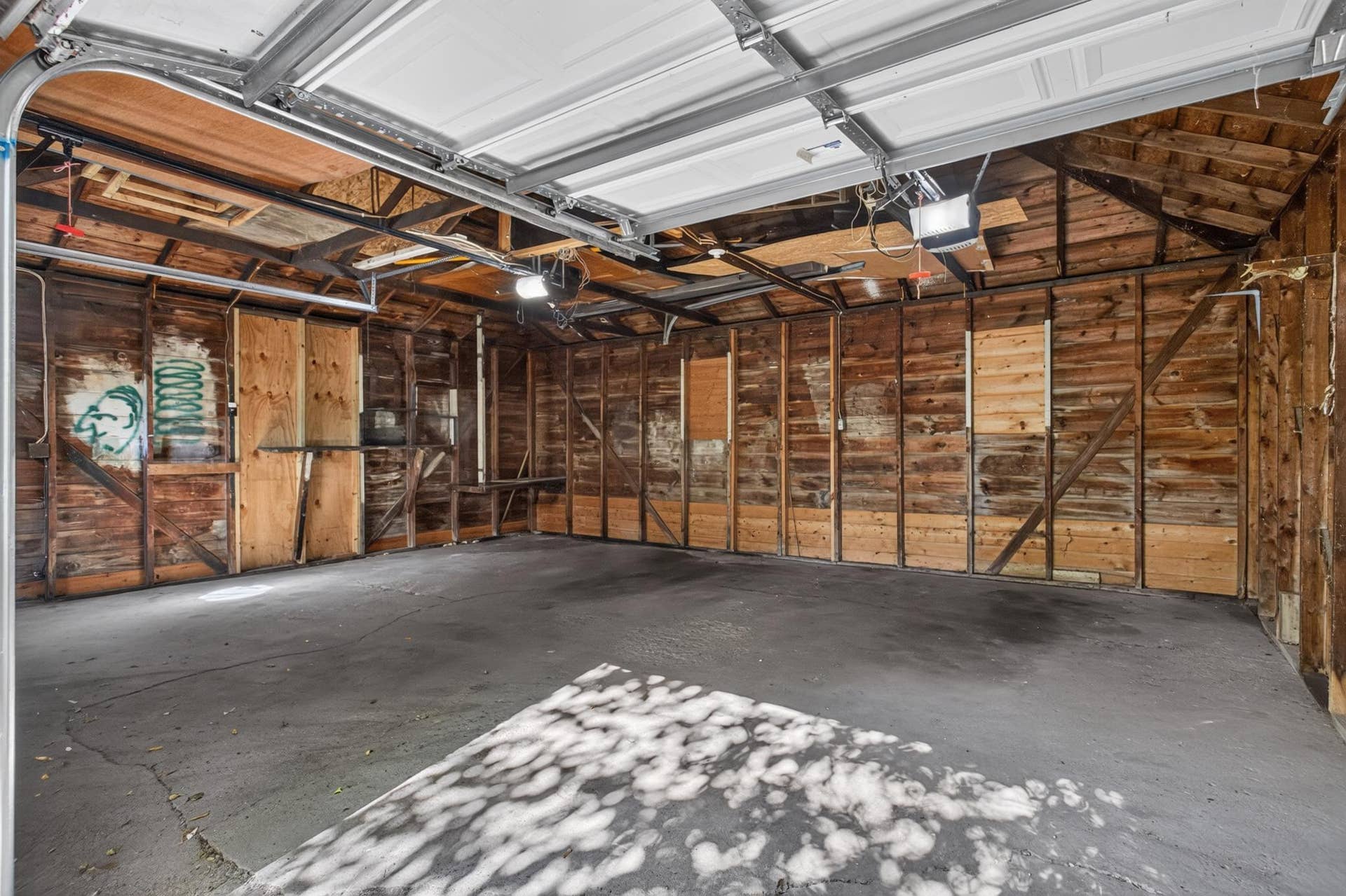 623 Iowa Avenue E, 98, Saint Paul, MN 55130 Garage interior