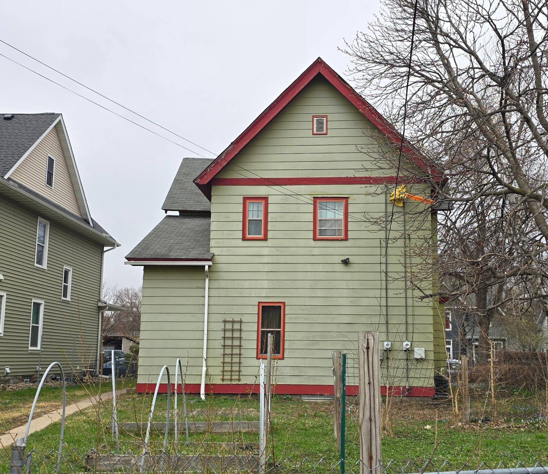 Large yard perfect for entertaining & gardening,