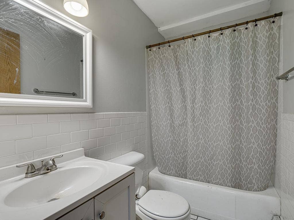 881-889 Maryland Avenue E, 98, Saint Paul, MN 55106 7 - #1 Bathroom.jpg