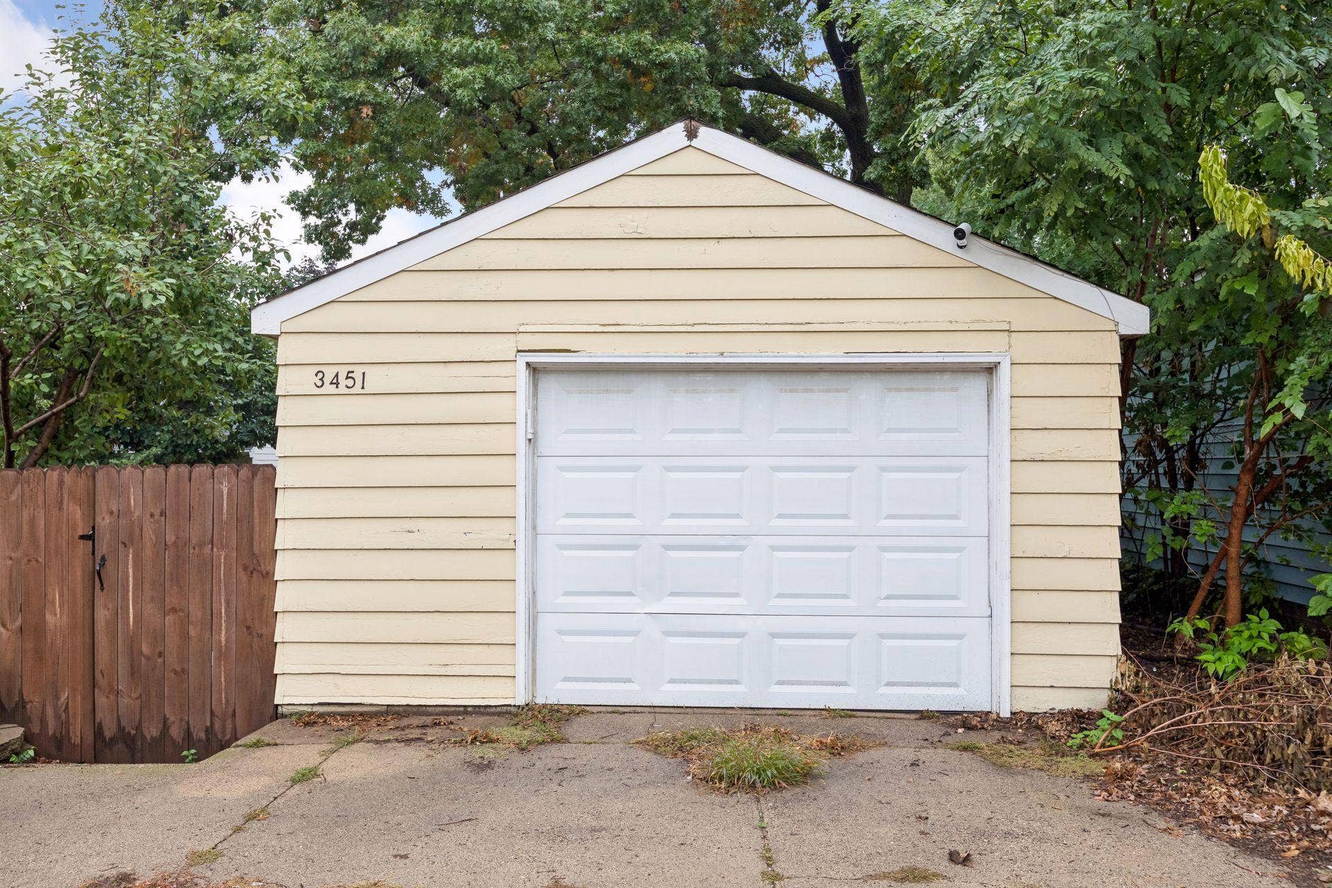 1.5 Car Garage