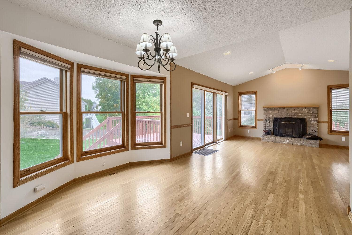 18170 87th Place N, Maple Grove, MN 55311 18170 87th Pl N - Web Quality - 017 - 09 Breakfast Area.jpg