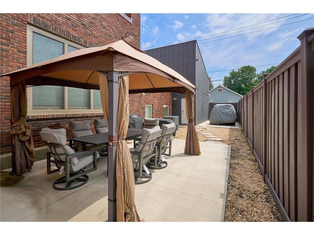 1290 Snelling Avenue N, 89, Saint Paul, MN 55108 More Parking in Back!