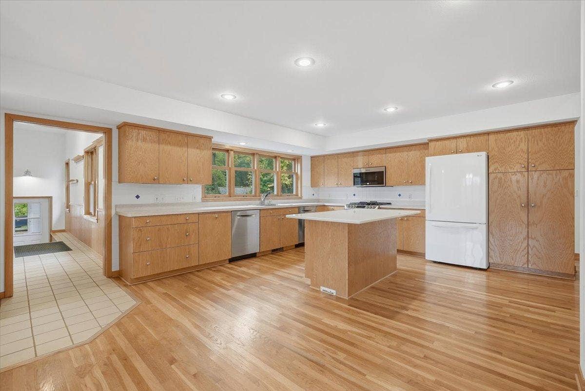 5150 Trading Post Trail S, Afton, MN 55001 14-Kitchen.jpg
