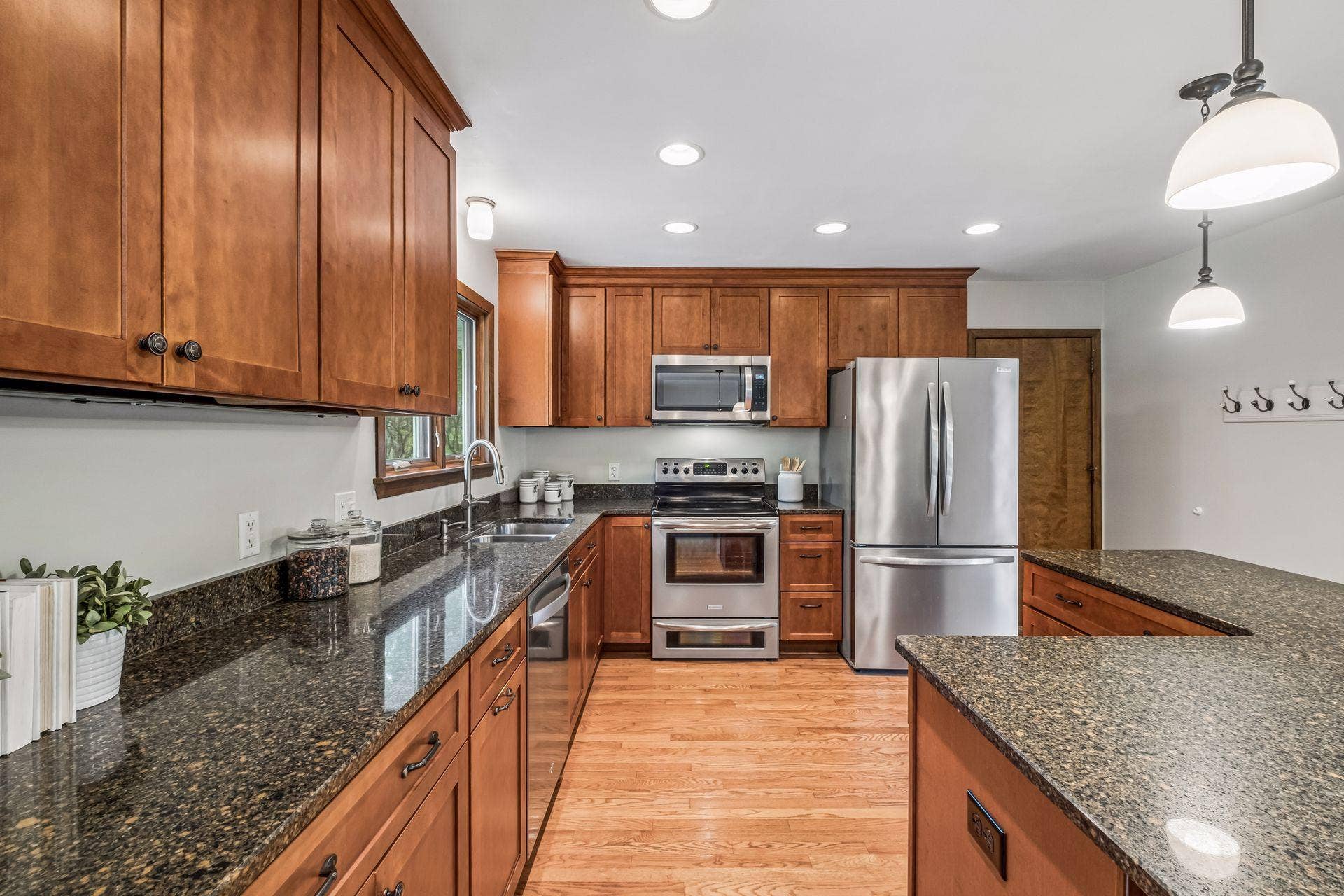 10800 Oak Knoll Terrace N, Minnetonka, MN 55305 10800 Oak Knoll Terrace N, Minnetonka, MN 55305
