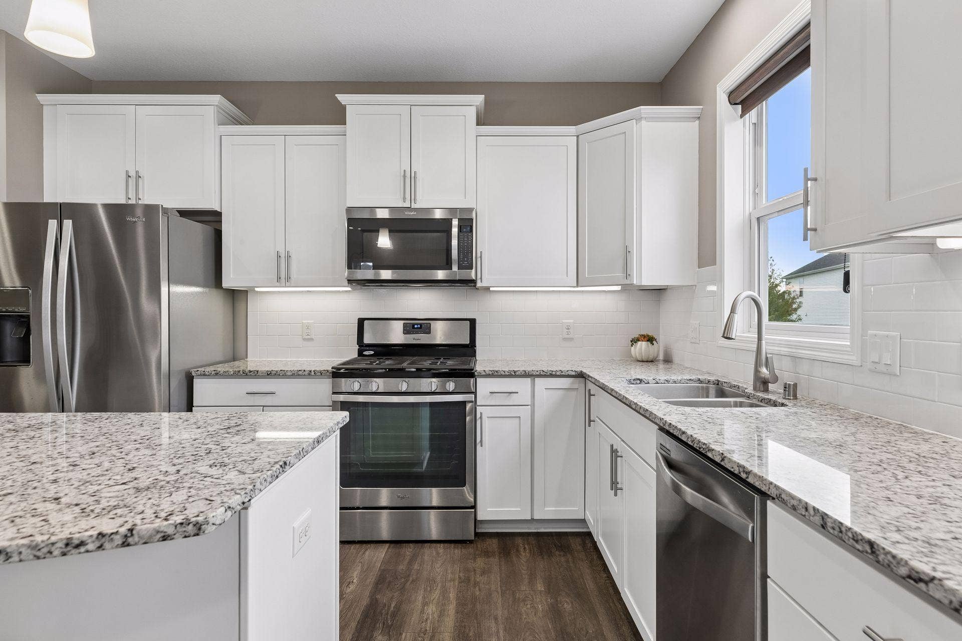 9135 Lighthouse Lane, Woodbury, MN 55129 SS appliances and bright kitchen