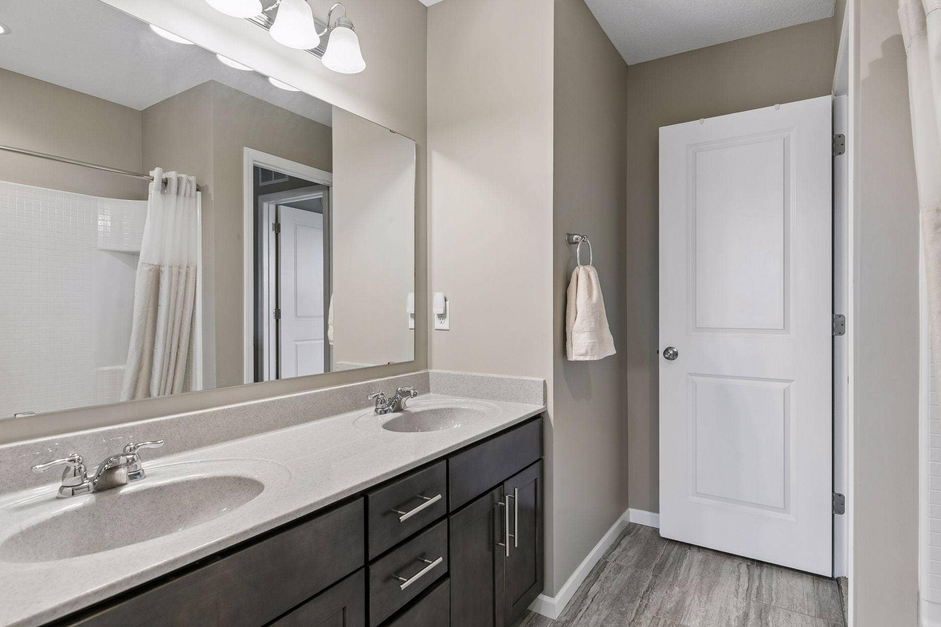 9135 Lighthouse Lane, Woodbury, MN 55129 Upper level shared bath with dual sink vanity