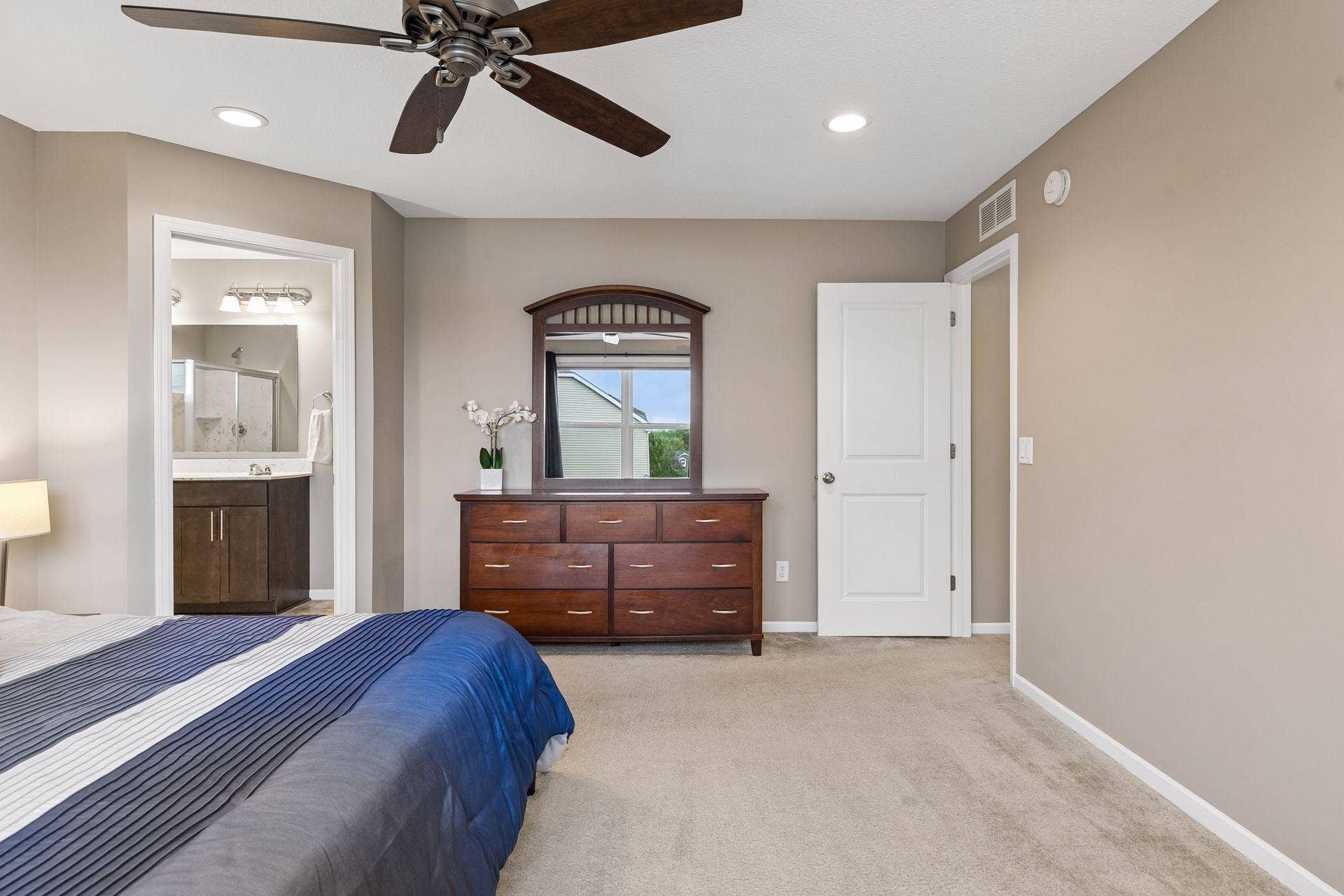 9135 Lighthouse Lane, Woodbury, MN 55129 Spacious Primary Suite