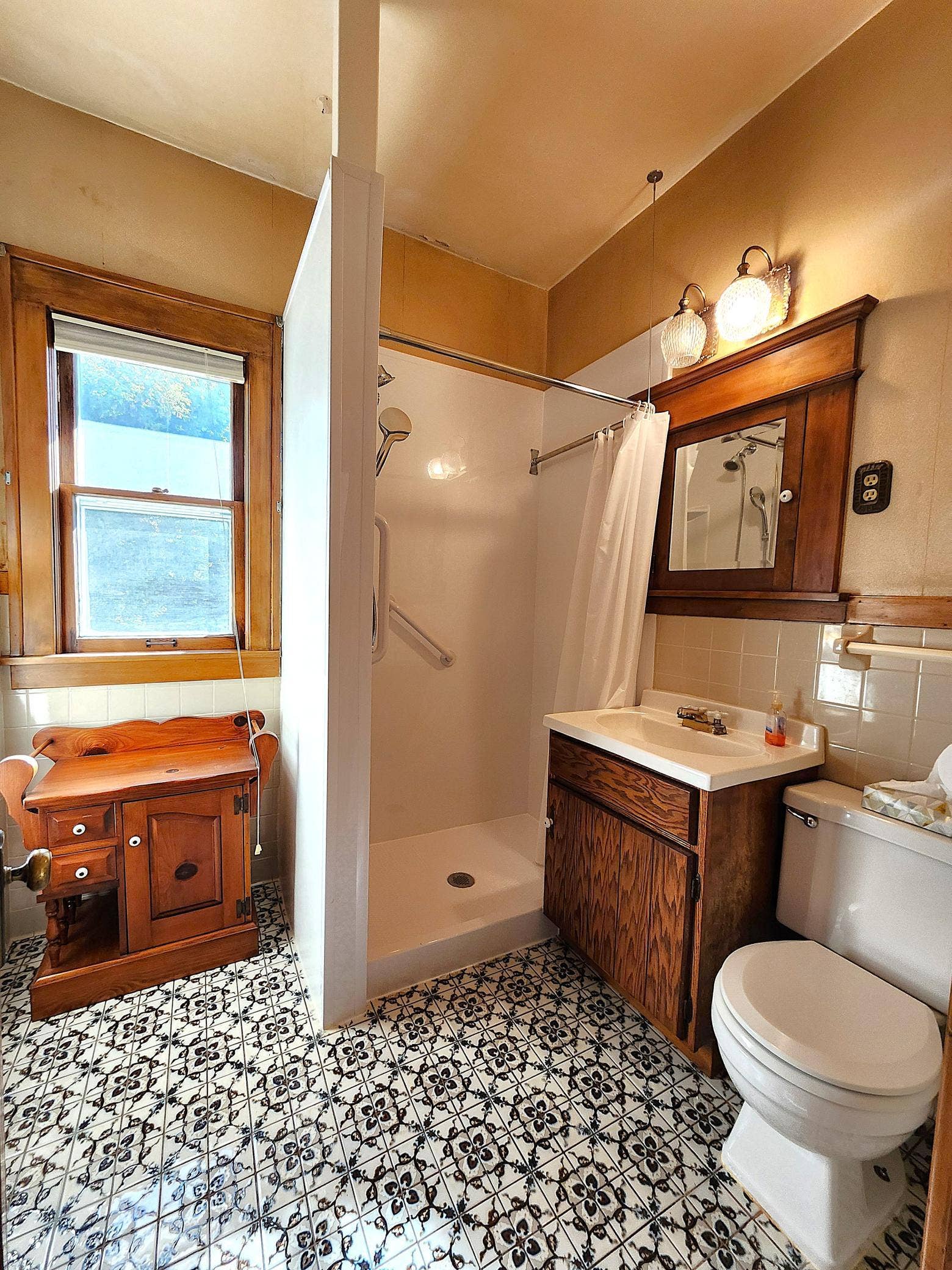 690 Ohio Street, 104, Saint Paul, MN 55107 Main Floor Bath.jpg