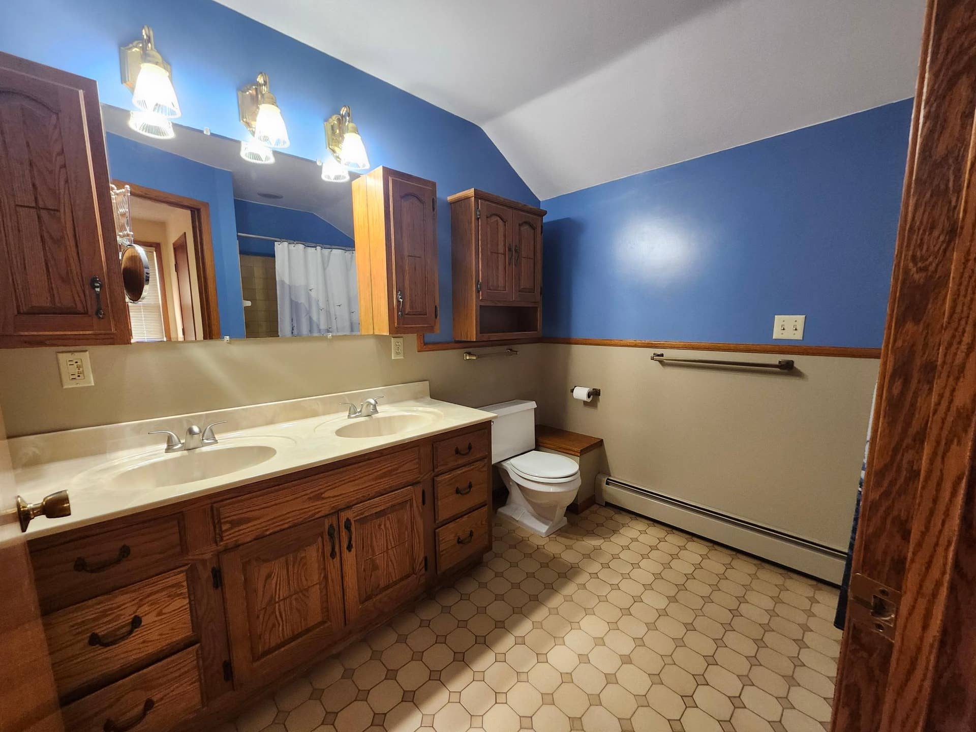 690 Ohio Street, 104, Saint Paul, MN 55107 Full Upper Level Bath.jpg