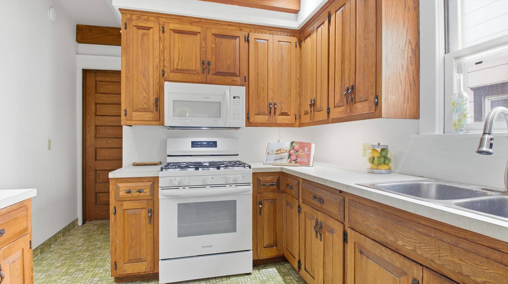 820 5th Avenue SE, 50, Minneapolis, MN 55414 Newer appliances (2025) and under-cabinet lighting.