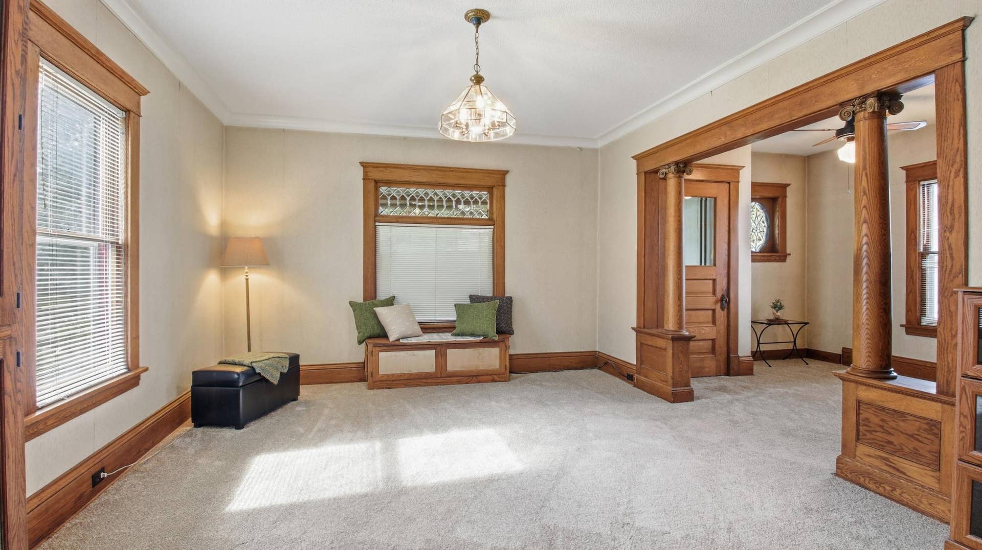 820 5th Avenue SE, 50, Minneapolis, MN 55414 Enjoy gorgeous decorative windows!