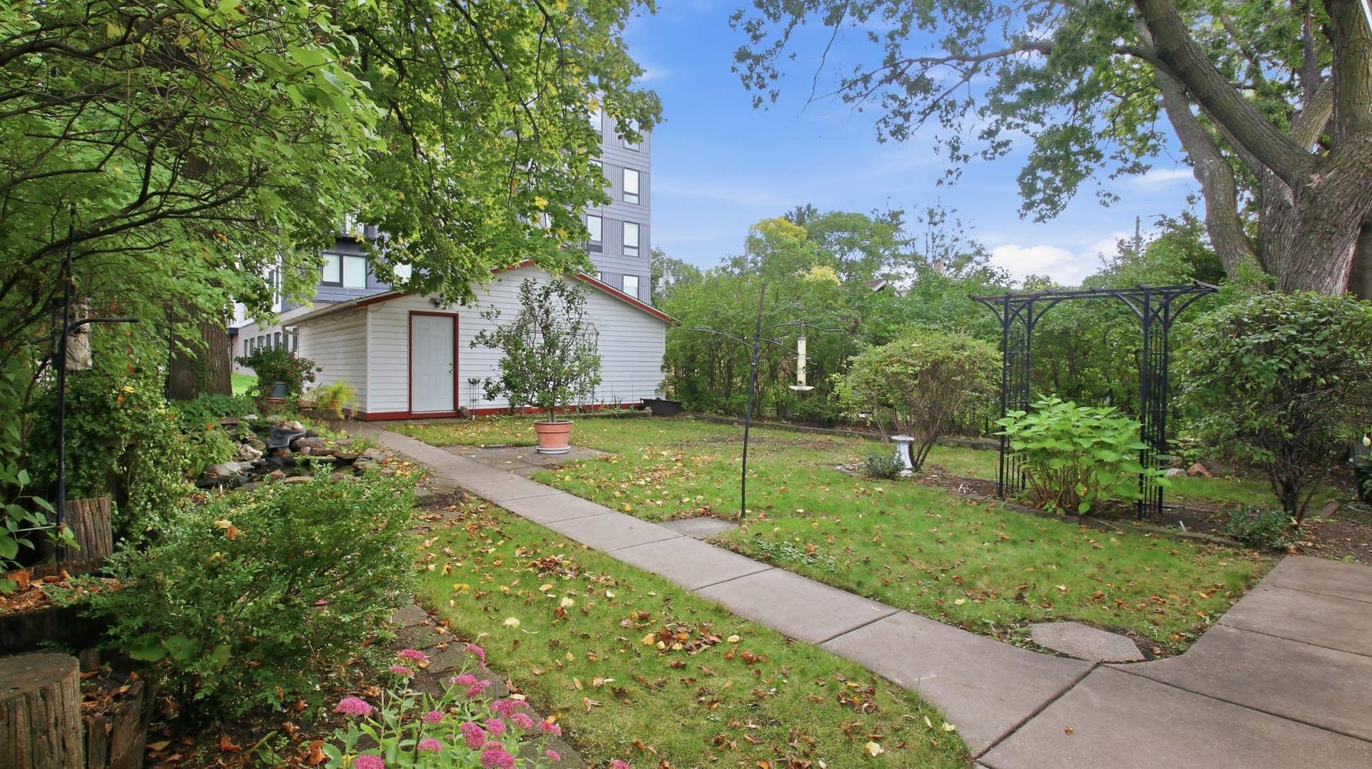 820 5th Avenue SE, 50, Minneapolis, MN 55414 Ah - a personal, private haven--a peaceful backyard where perennials, ponds, and mature trees welcome songbirds galore.