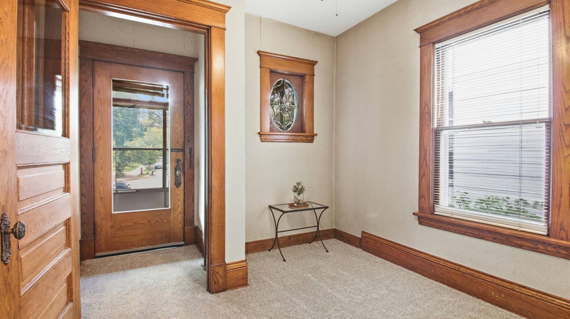 820 5th Avenue SE, 50, Minneapolis, MN 55414 Step into warmth and coziness. This front room has so many possibilities: Office? Reading room? Traditional foyer? Play area? Temporary bedroom?
