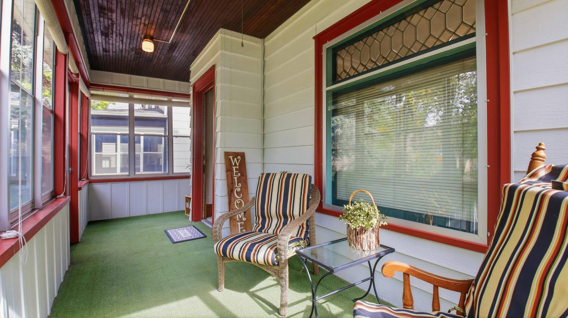 820 5th Avenue SE, 50, Minneapolis, MN 55414 Rest and relax on the fabulous front porch.