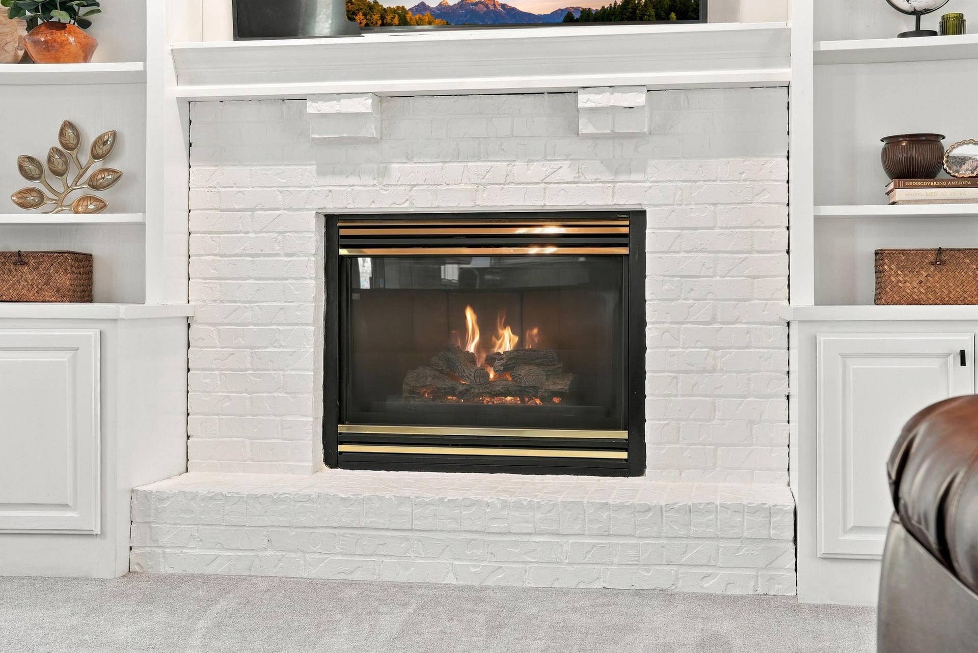Look at that gas fireplace!