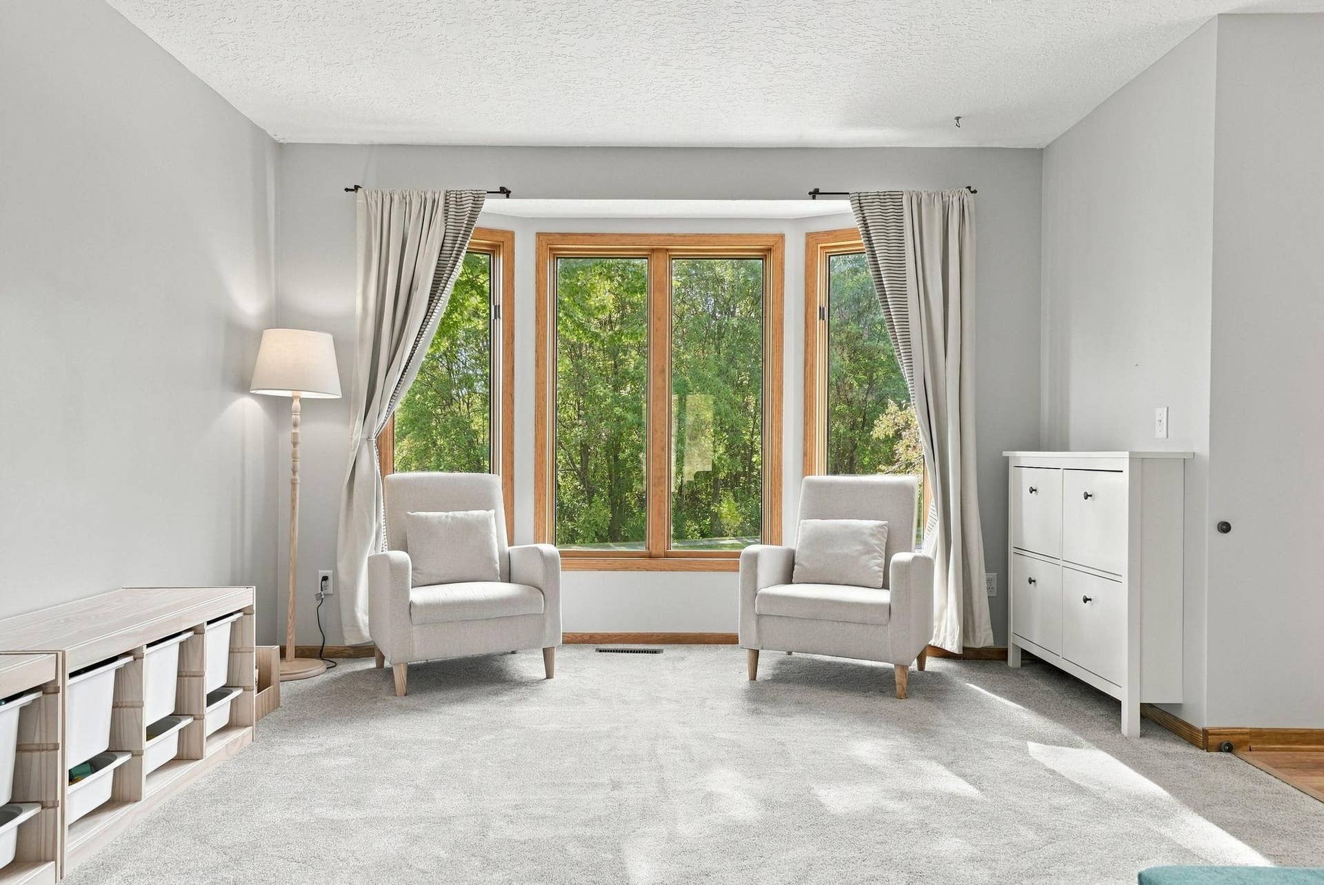 The living room is ready for stimulating conversations or losing yourself in a book.