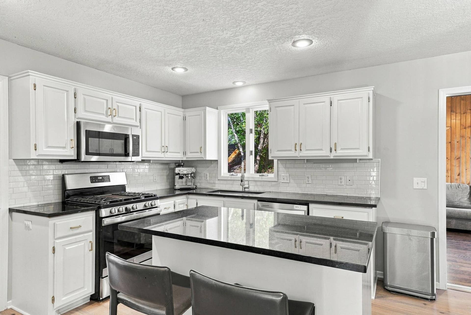 This kitchen is an entertainers dream!