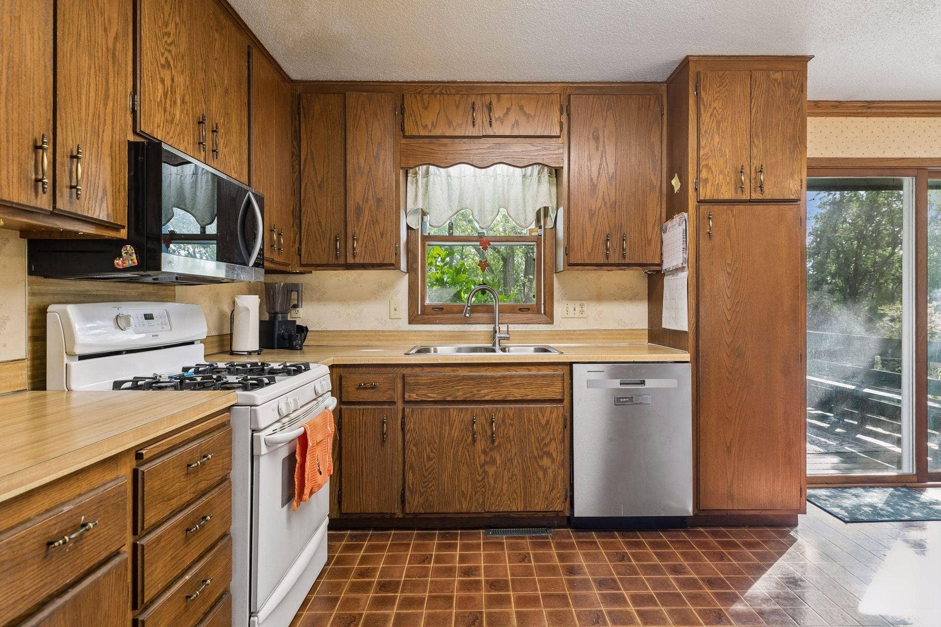 750 Viking Drive E, Maplewood, MN 55117 750 Viking Drive E, Maplewood, MN 55117
