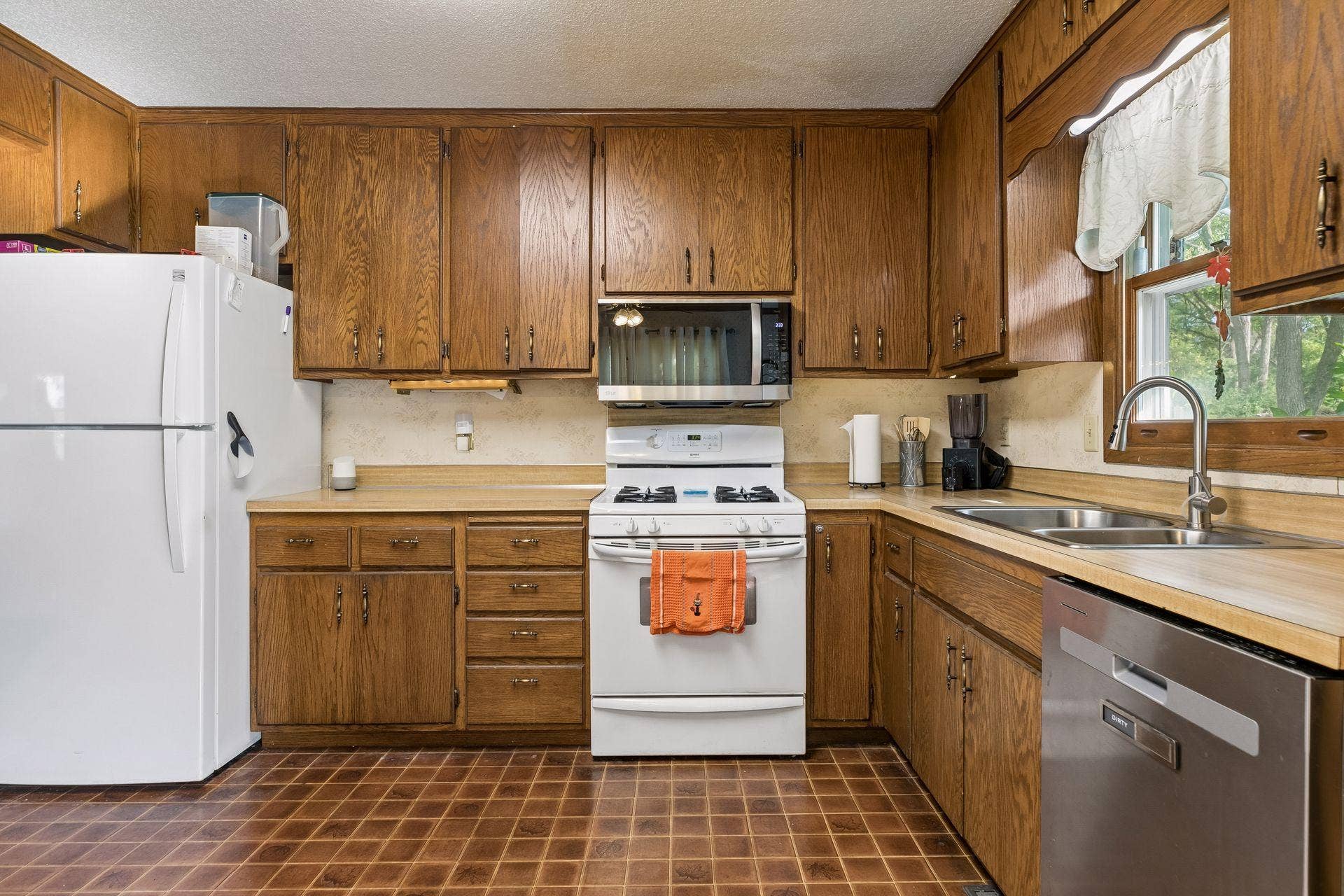 750 Viking Drive E, Maplewood, MN 55117 750 Viking Drive E, Maplewood, MN 55117