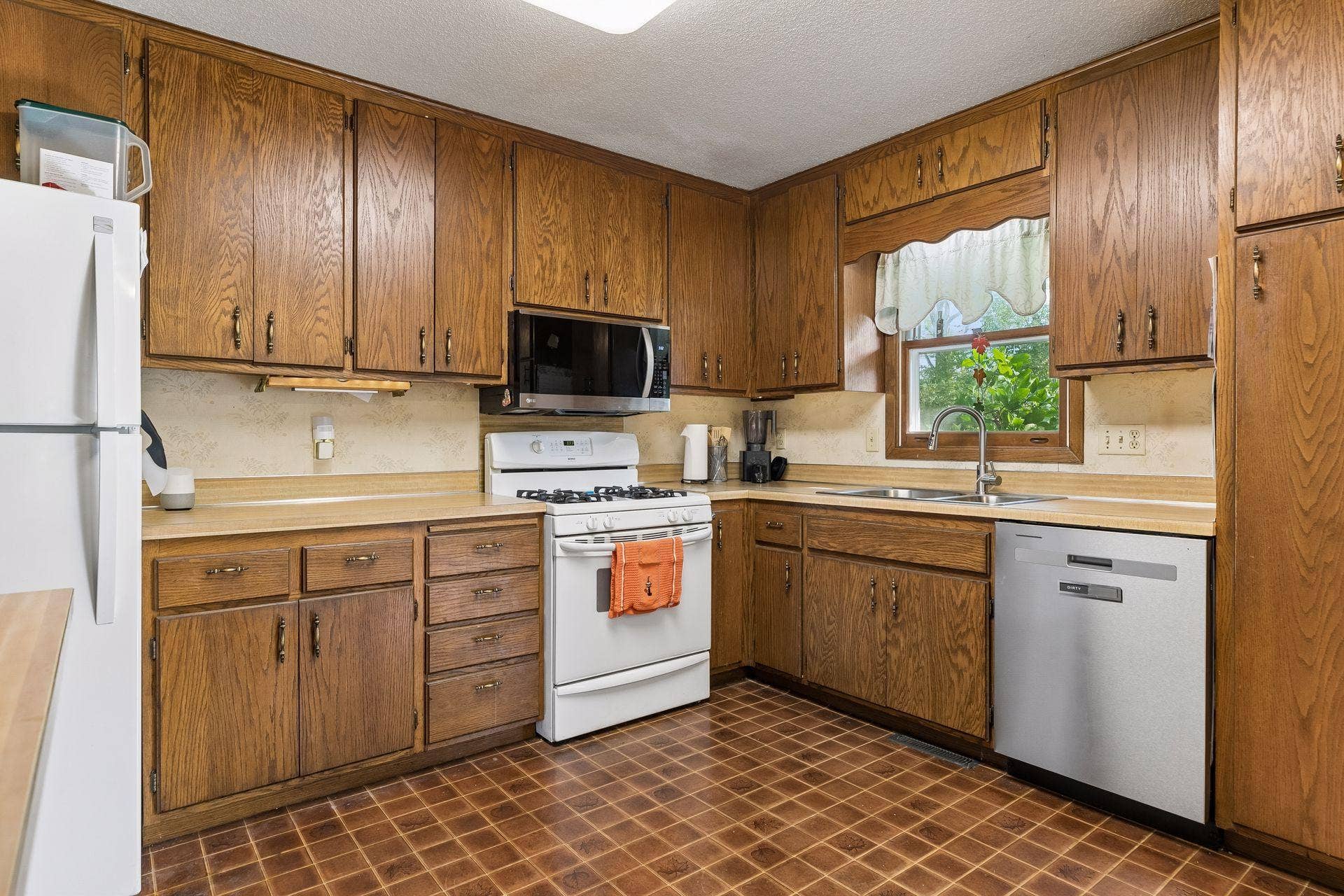 750 Viking Drive E, Maplewood, MN 55117 750 Viking Drive E, Maplewood, MN 55117
