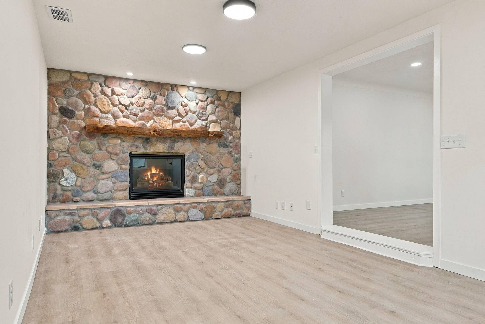 1038 Larpenteur Avenue W, 89, Saint Paul, MN 55113 17-web-or-mls-1038_Larpenteur_Avenue_West_Saint_Paul_02221.jpg