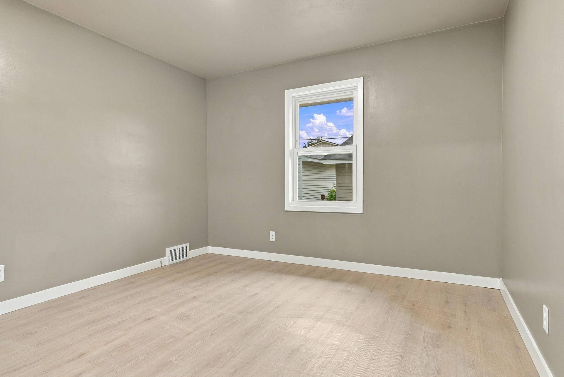 1038 Larpenteur Avenue W, 89, Saint Paul, MN 55113 40-web-or-mls-1038_Larpenteur_Avenue_West_Saint_Paul_02291.jpg