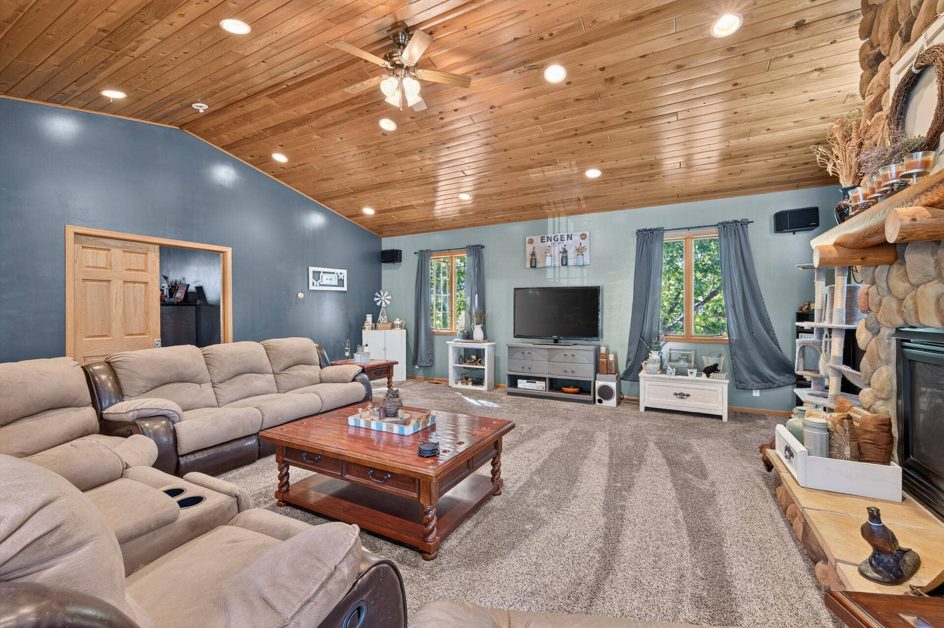 19_24358_Riverbank19_mls.jpg