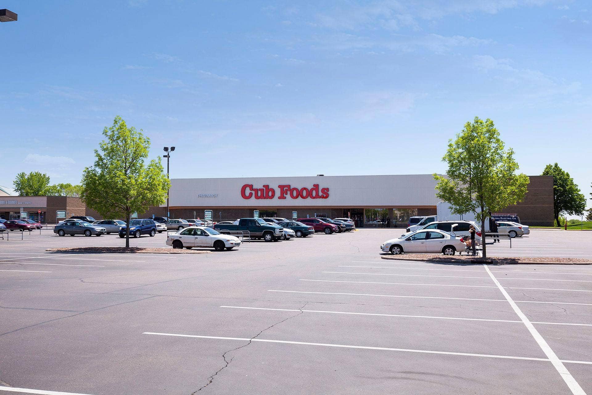 7638 13th Street N, Oakdale, MN 55128 Everyday convenience is close to home, with a variety of nearby grocery stores, coffee shops and shopping options. Target is approximately 2.6 miles away and Trader Joes approximately 3.8 miles away, with several parks within about a mile.