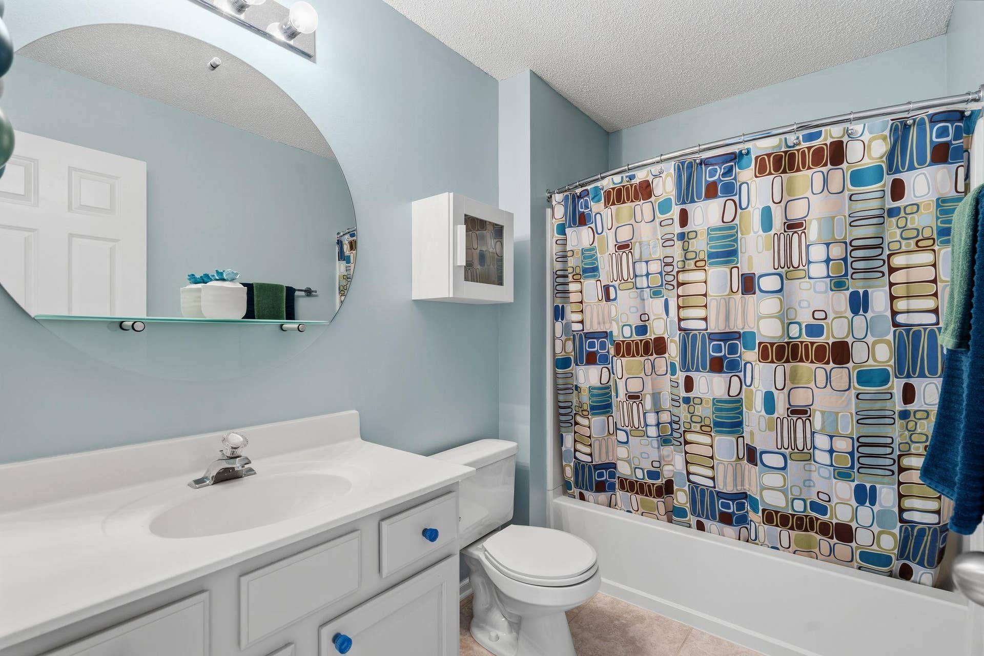 8967 Comstock Lane N, Maple Grove, MN 55311 Full bath on the upper level.