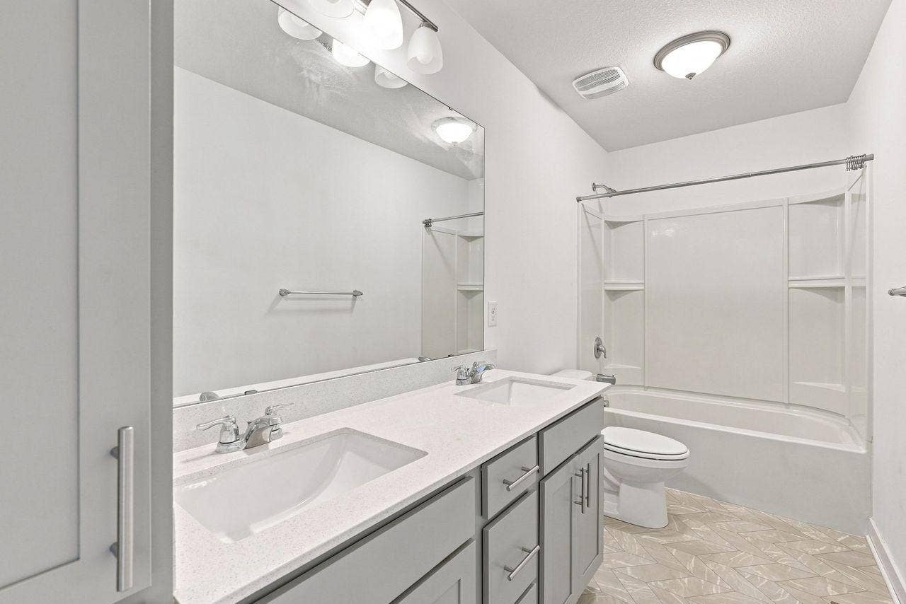16197 Europa Avenue N, Hugo, MN 55038 Full bathroom on upper level