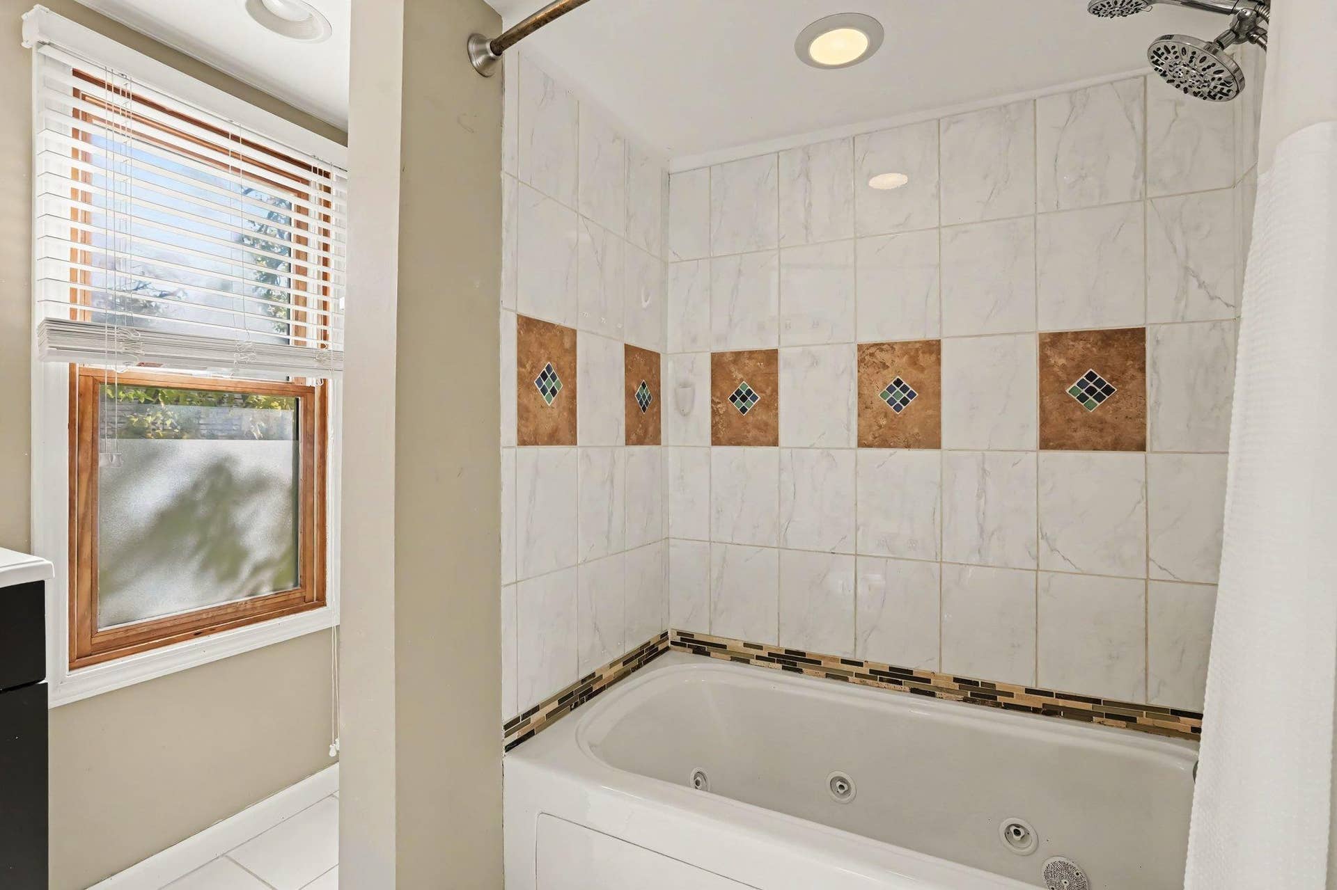 3905 Cedar Avenue S, 73, Minneapolis, MN 55407 Upper Level Full Bath