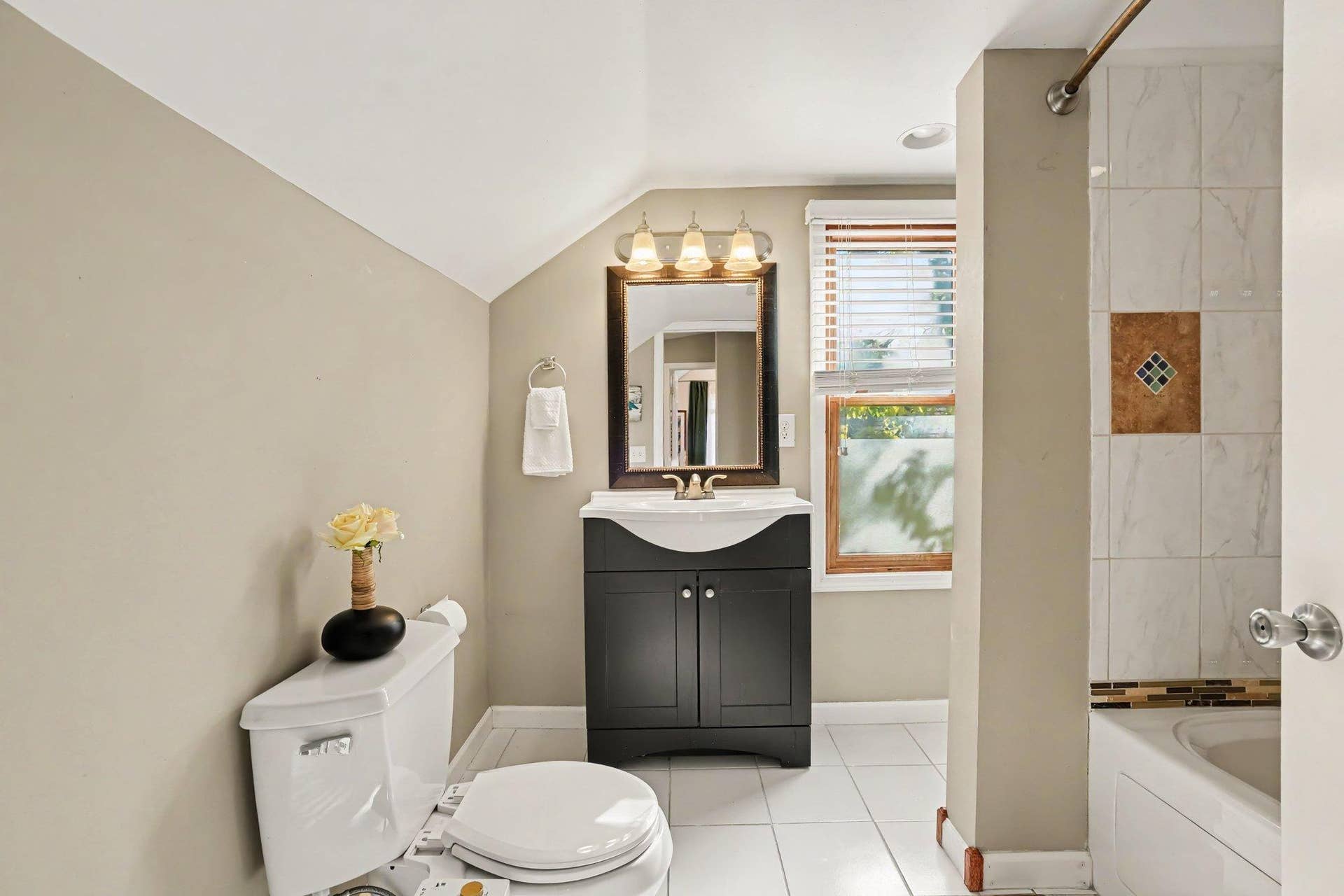 3905 Cedar Avenue S, 73, Minneapolis, MN 55407 Upper Level Full Bath