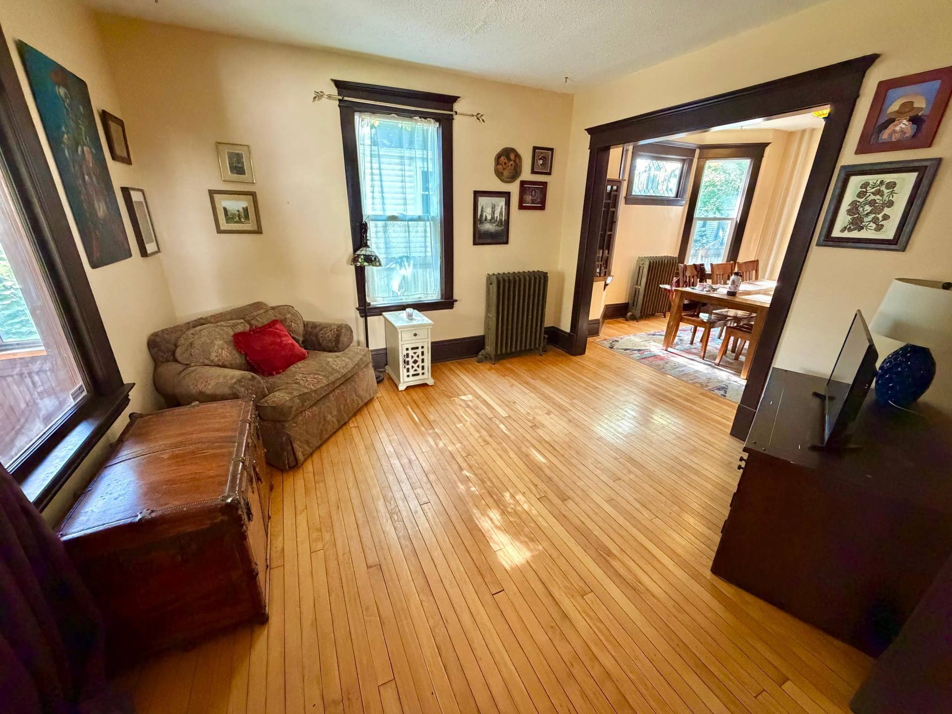 3735 Girard Avenue N, 27, Minneapolis, MN 55412 Spacious living room