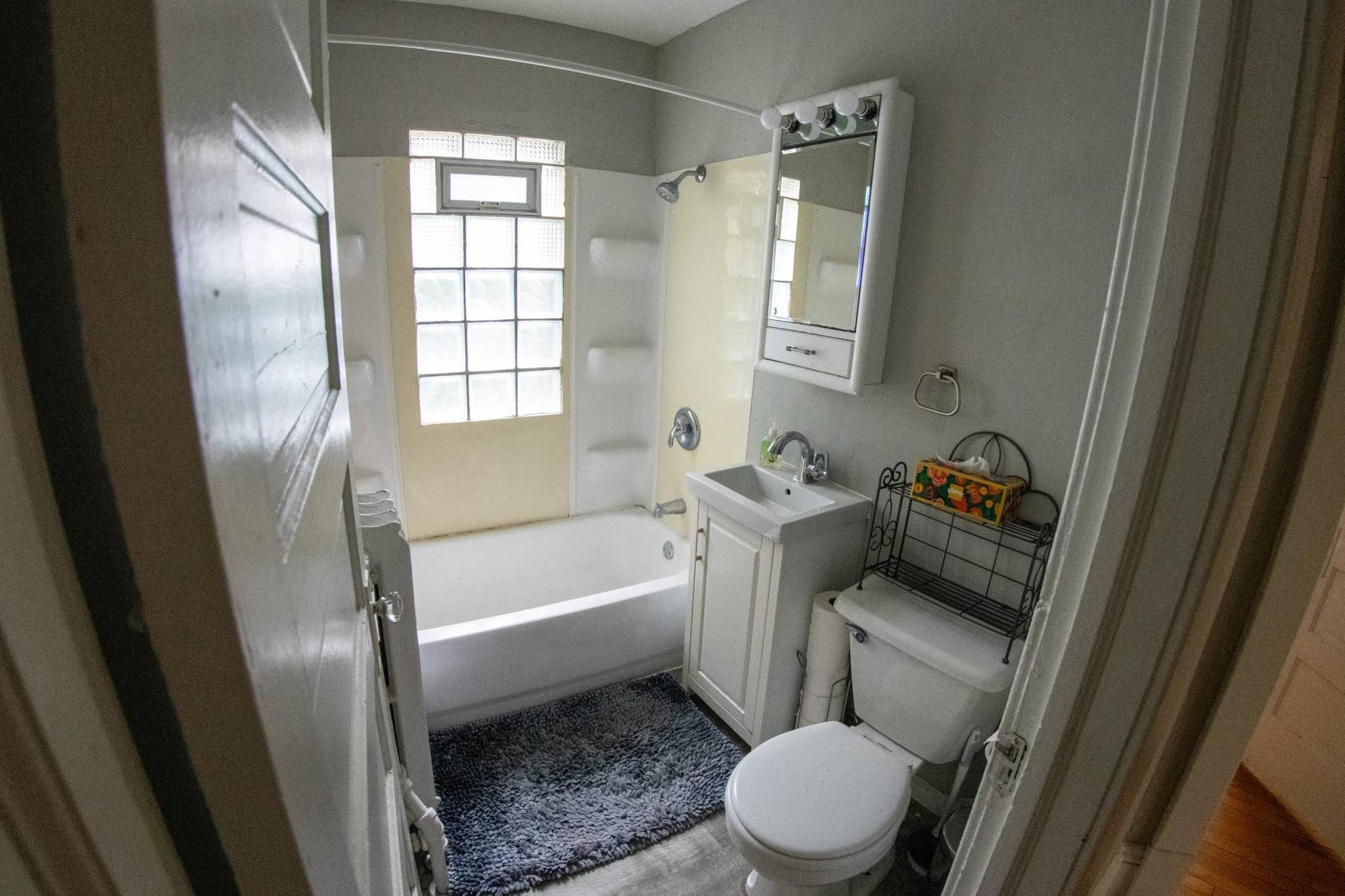 3735 Girard Avenue N, 27, Minneapolis, MN 55412 Bathroom