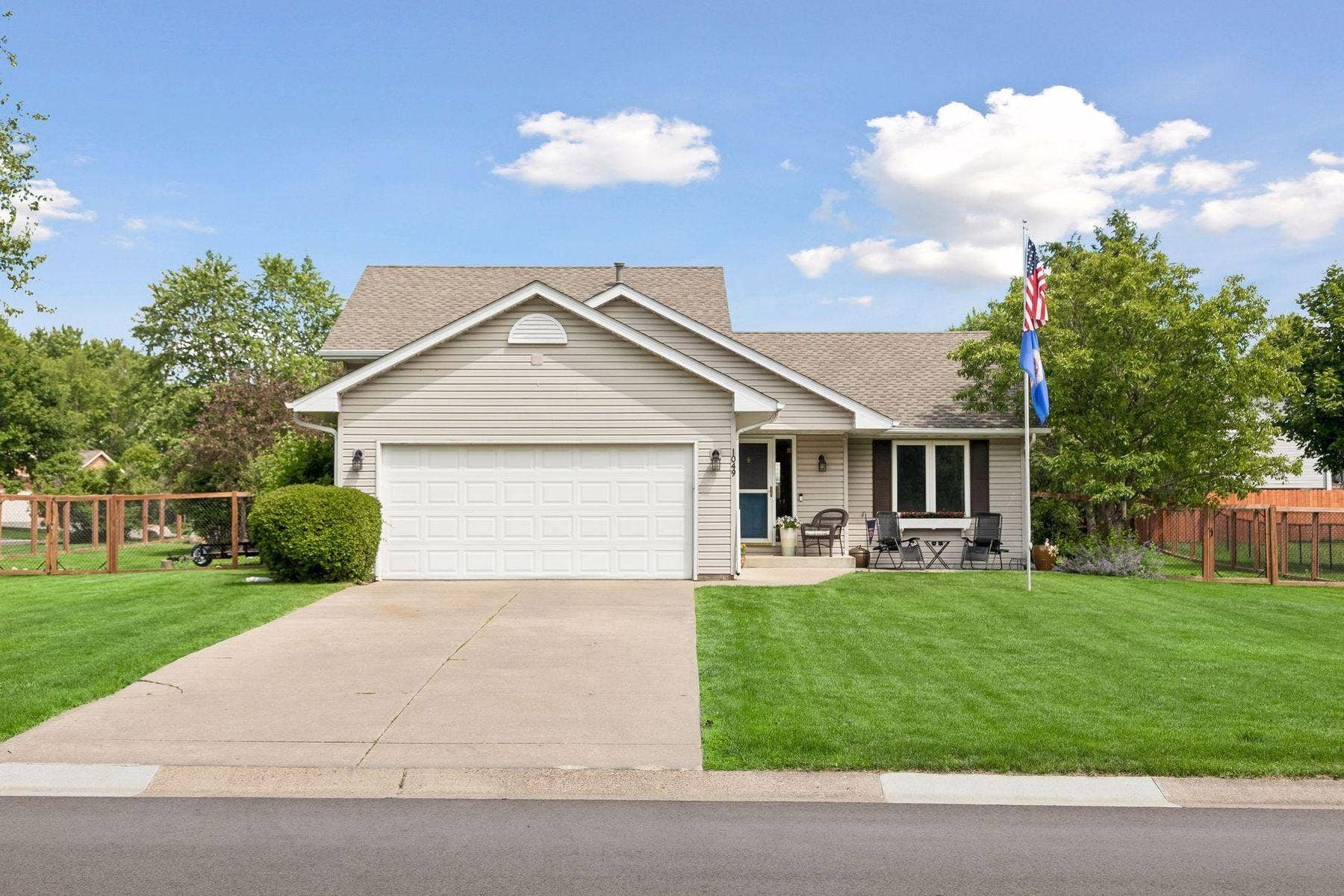 1049 Bonnieview Drive, Woodbury, MN 55129 Concrete driveway