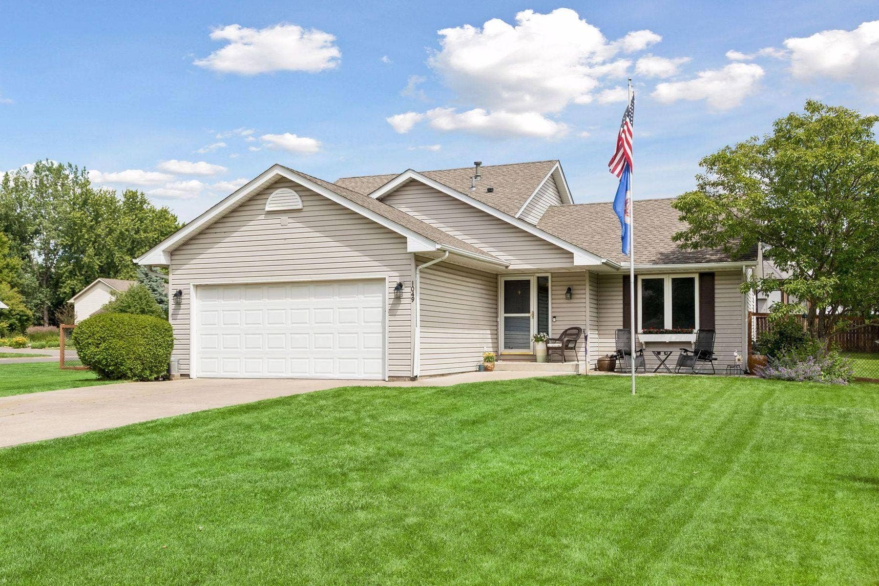 1049 Bonnieview Drive, Woodbury, MN 55129 1049 Bonnieview Drive, Woodbury, MN 55129