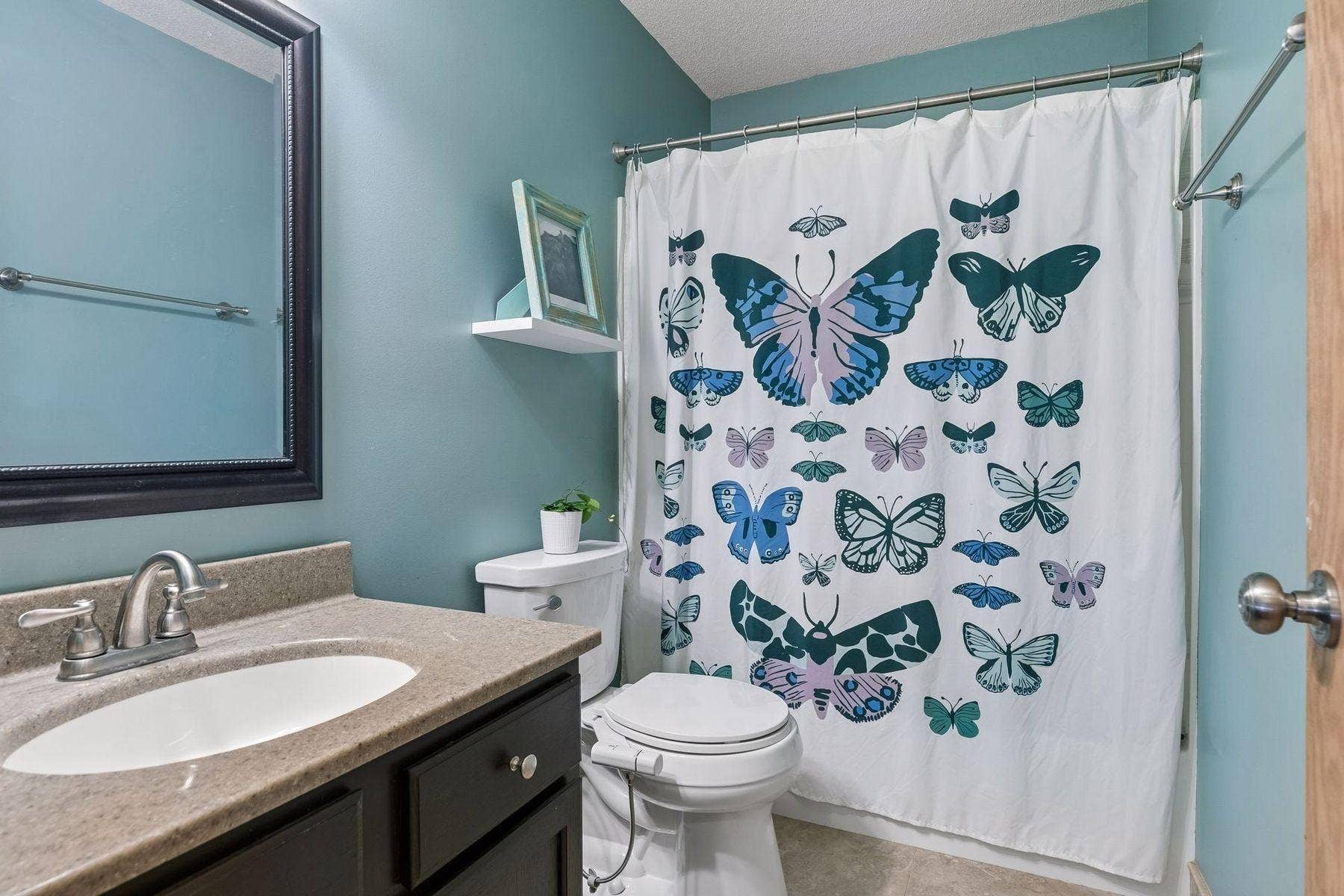 1049 Bonnieview Drive, Woodbury, MN 55129 Full bathroom for the additional two bedrooms
