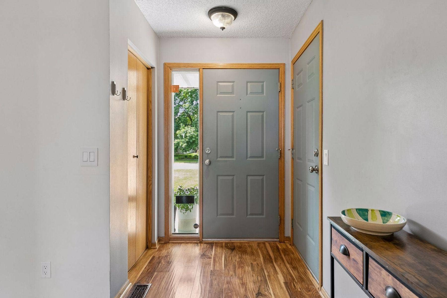 1049 Bonnieview Drive, Woodbury, MN 55129 1049 Bonnieview Drive, Woodbury, MN 55129
