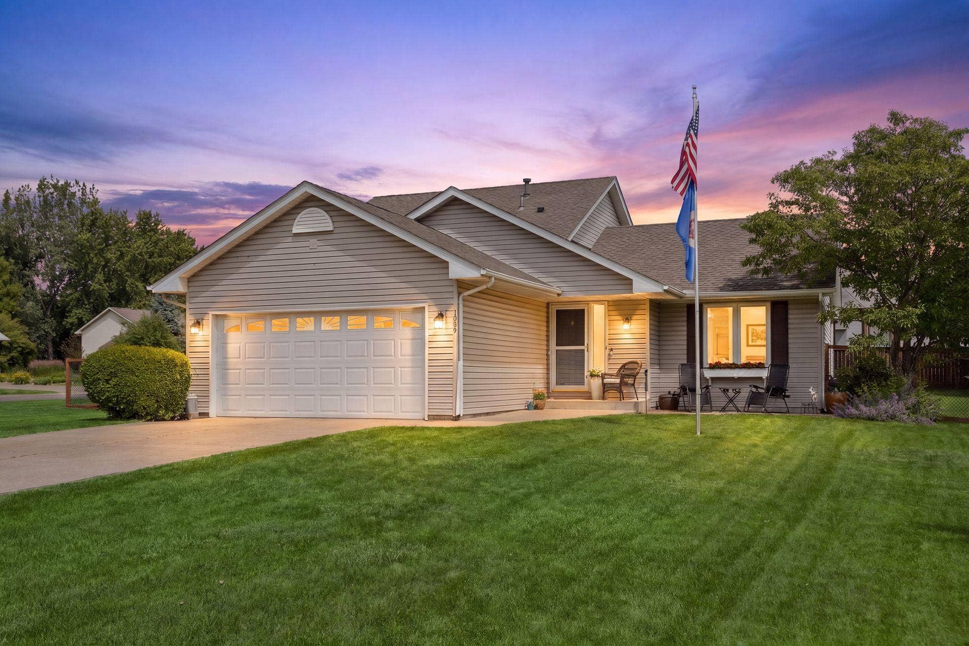 1049 Bonnieview Drive, Woodbury, MN 55129 Lovely home in ideal Woodbury location