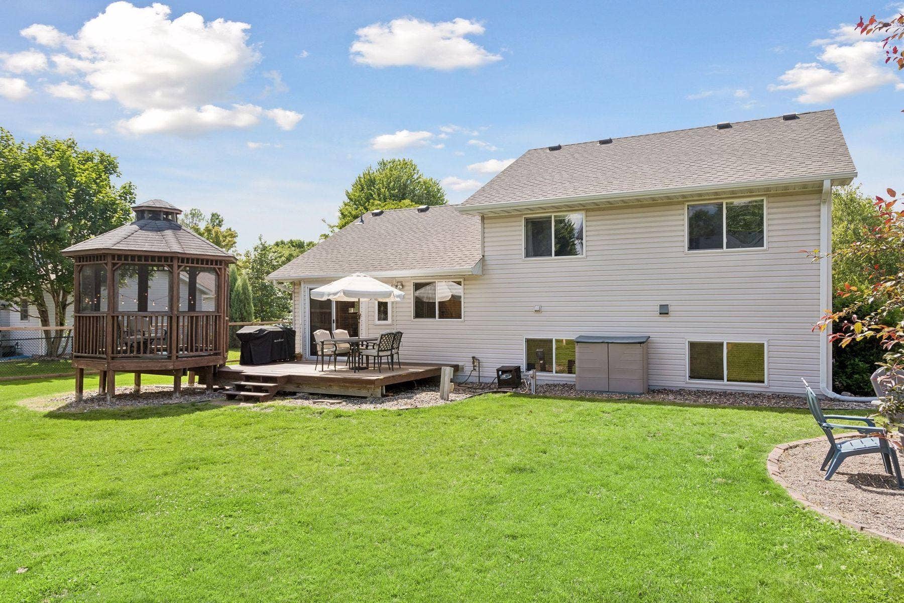 1049 Bonnieview Drive, Woodbury, MN 55129 1049 Bonnieview Drive, Woodbury, MN 55129