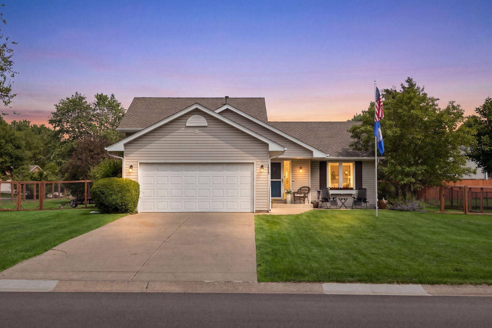 1049 Bonnieview Drive, Woodbury, MN 55129 Walk and bike to nearby lakes and stores