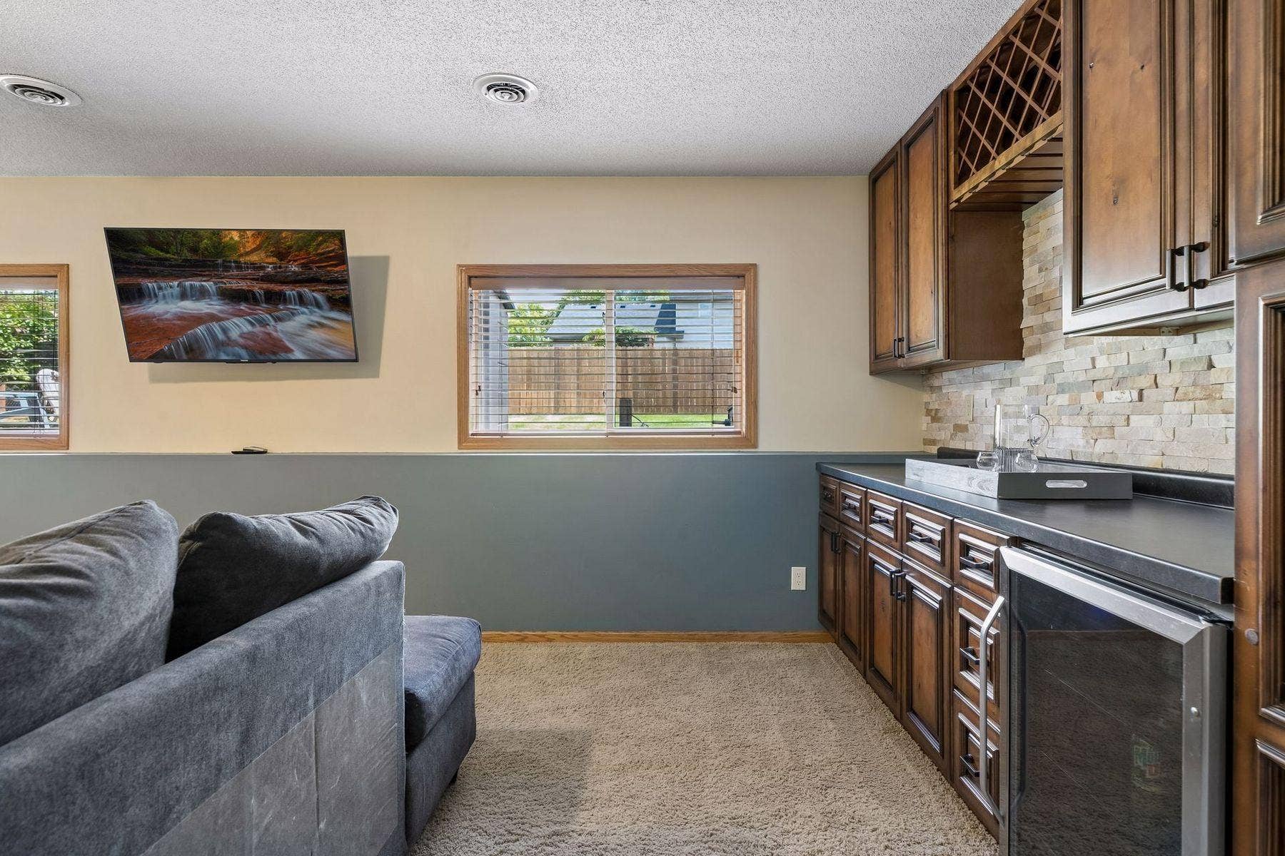 1049 Bonnieview Drive, Woodbury, MN 55129 1049 Bonnieview Drive, Woodbury, MN 55129