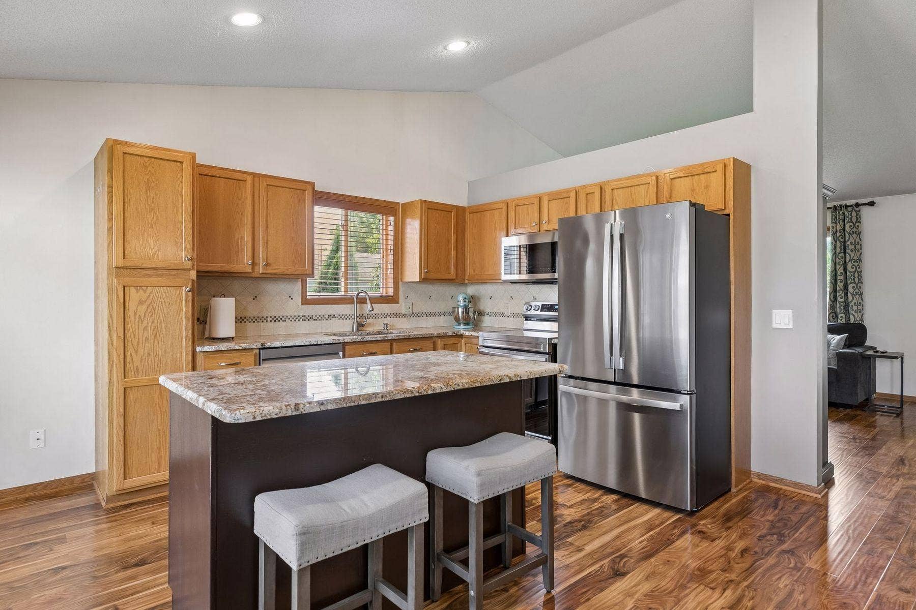 1049 Bonnieview Drive, Woodbury, MN 55129 Newer kitchen appliances
