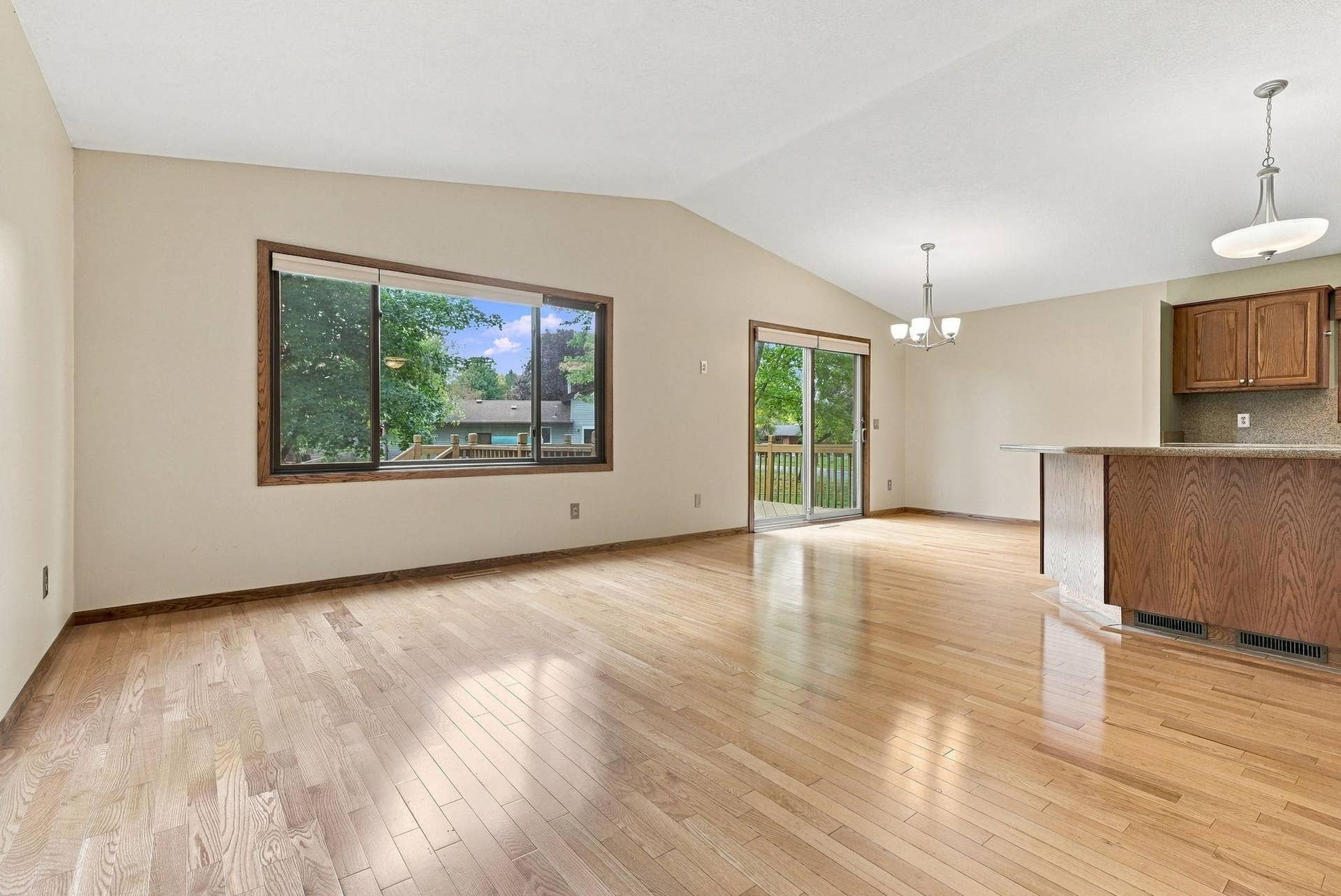 1980 Timber Wolf Trail N, Eagan, MN 55122 Upper.jpg