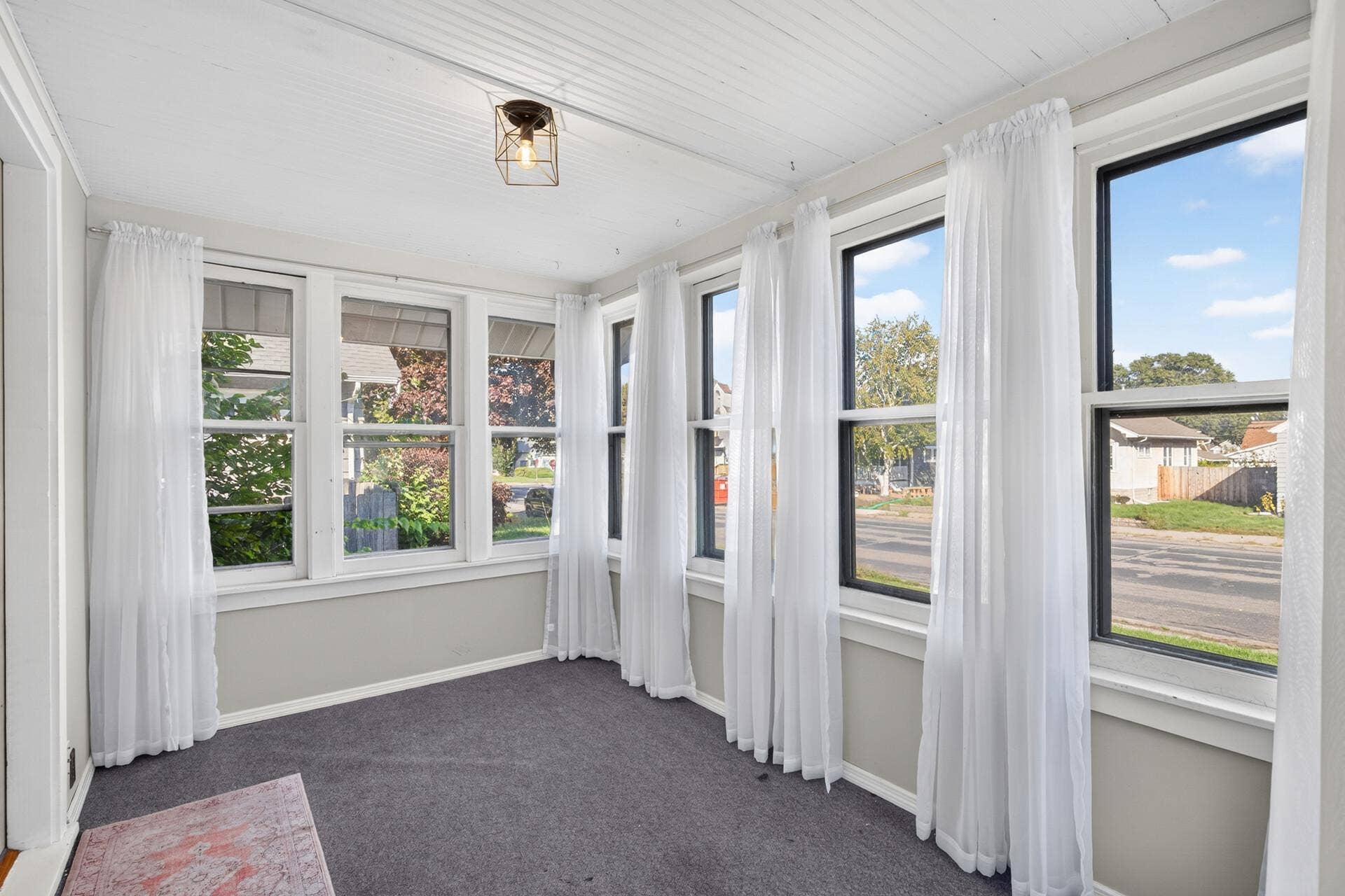 Cute Front Porch/Entry