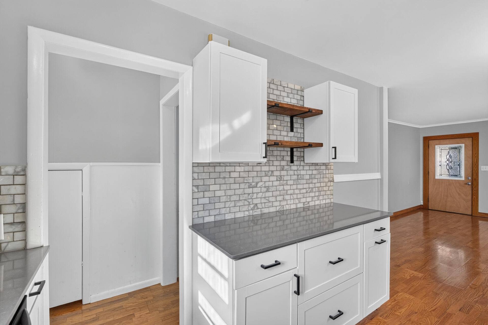 Tile Back Splash and Modern Open Plan